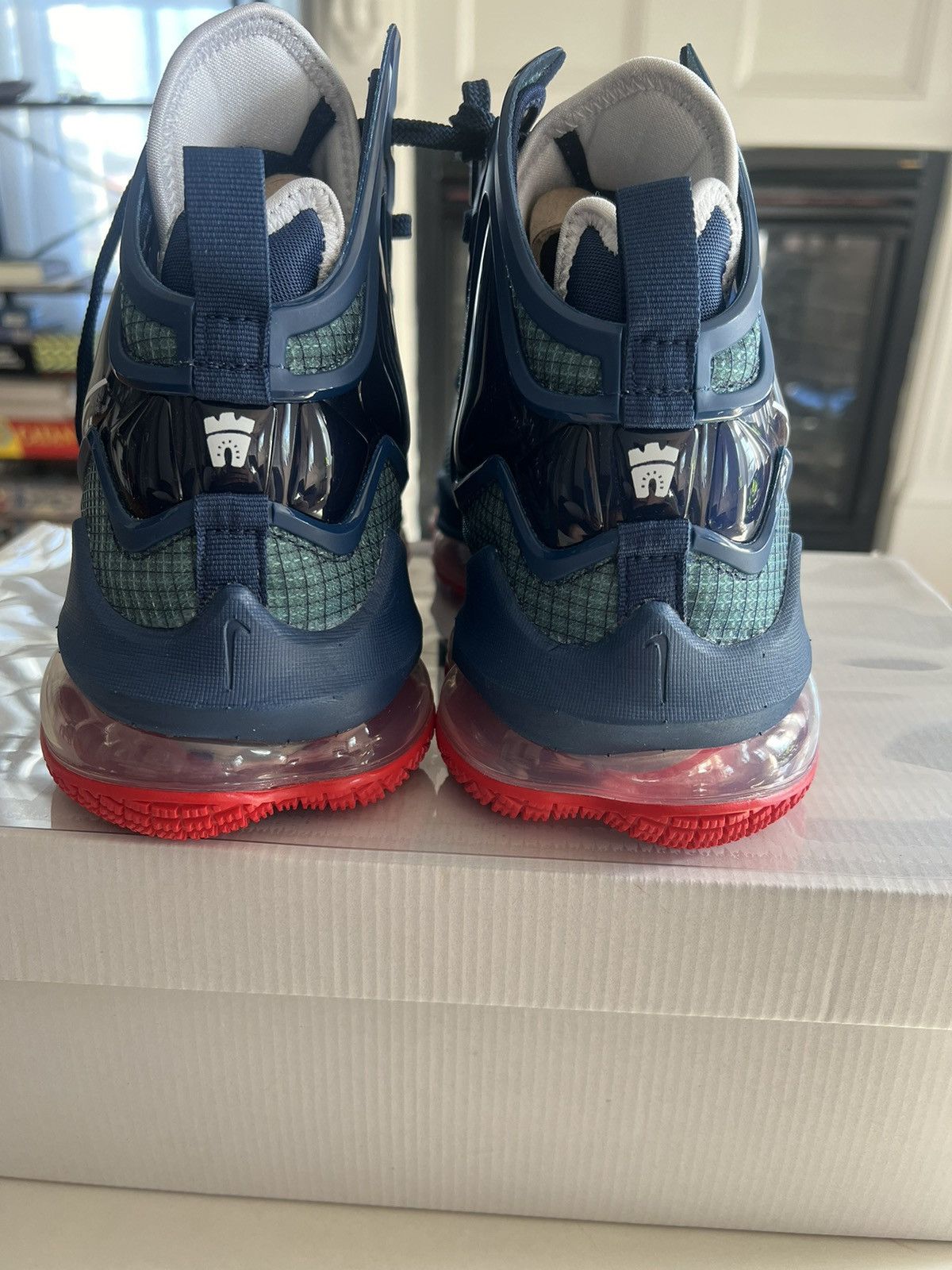 Nike Lebron 19: UCONN Huskies Away PE Size US 10.5 / EU 43-44 - 6 Thumbnail