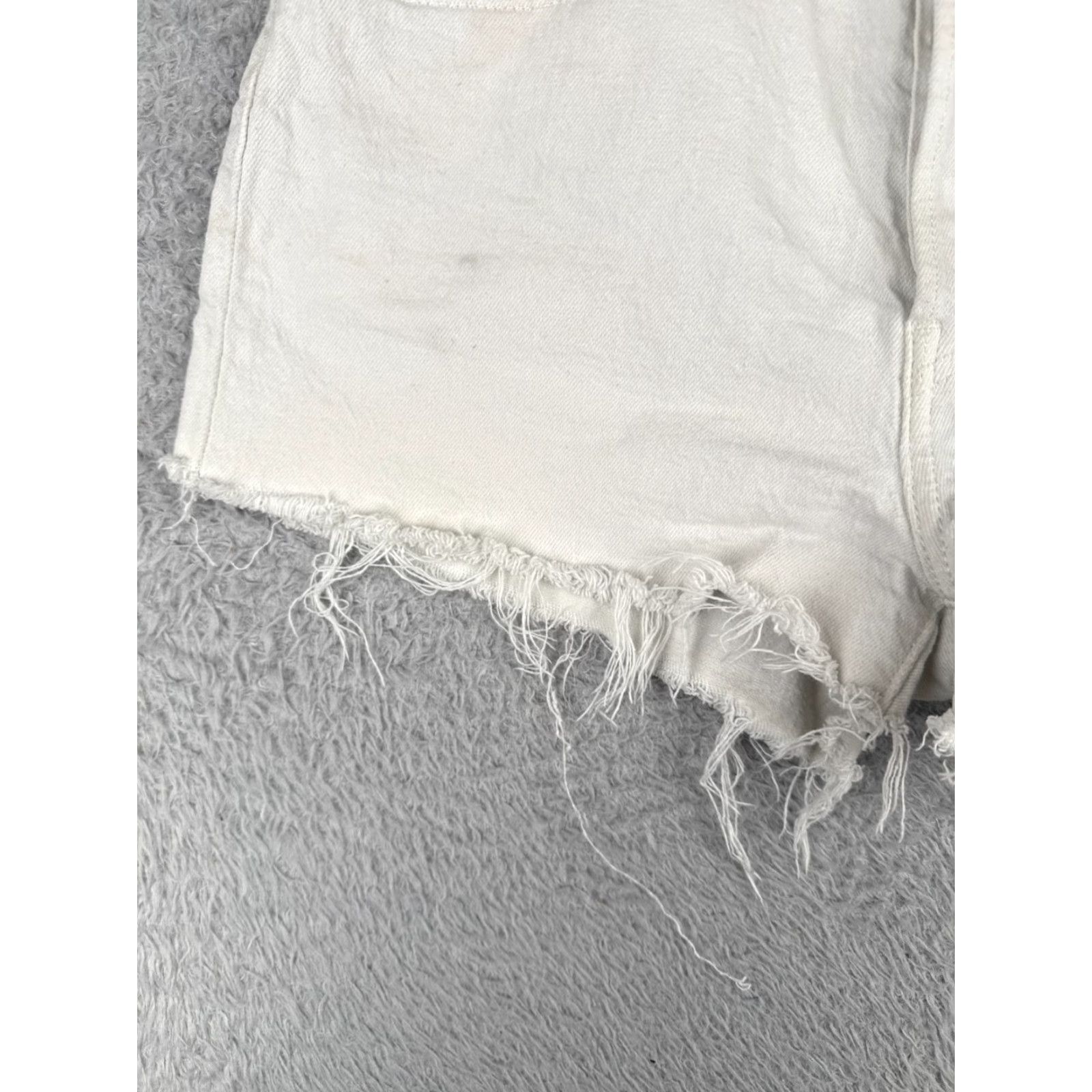 Levi's Levi's Shorts Womens 28 White Denim Cut-Off 501 Button Fly 28x3 Jeans Cotton Blend Shorts Woman Size 28" / US 6 / IT 42 - 3 Thumbnail