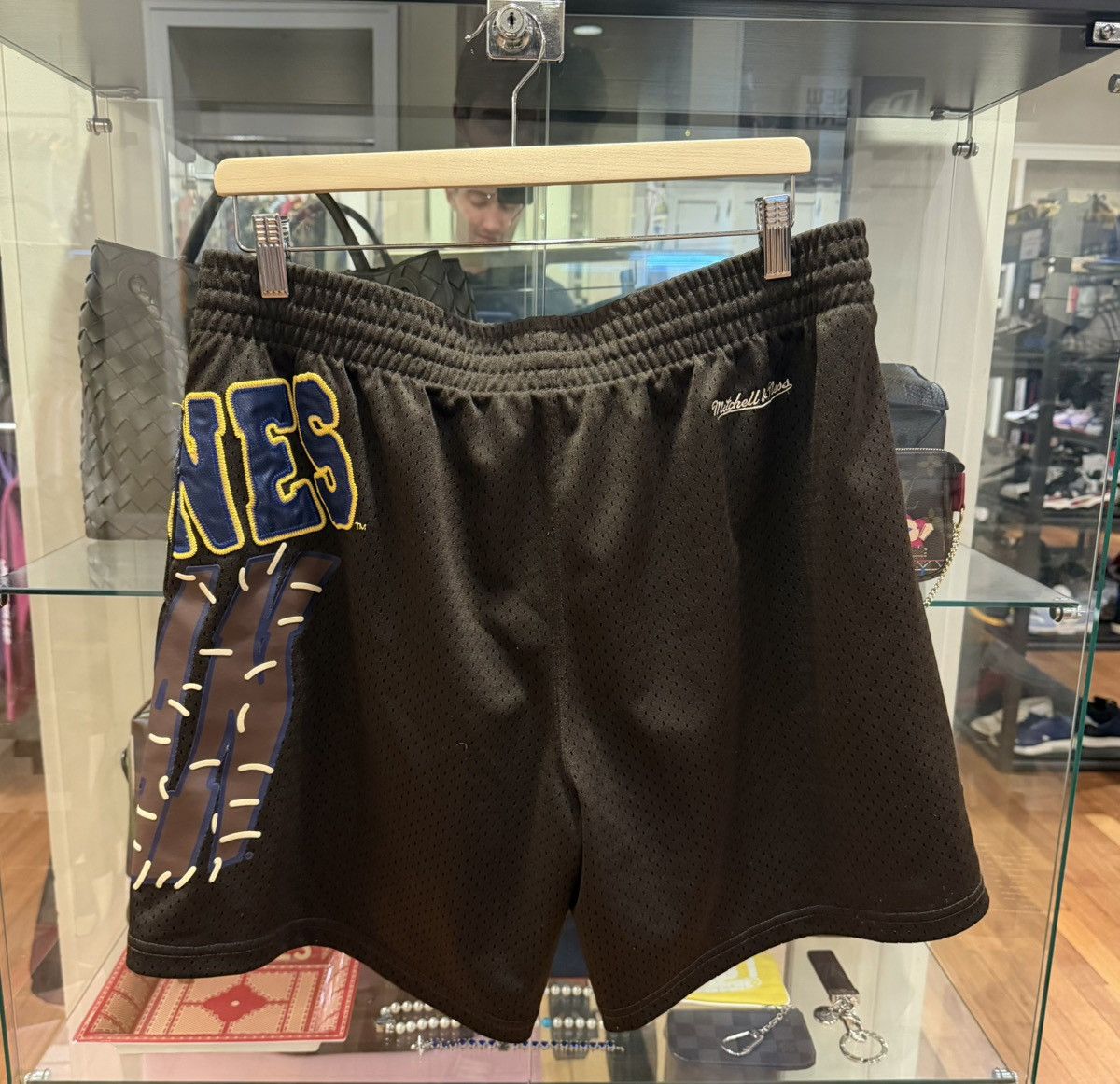 Mitchell & Ness × Travis Scott Travis Scott x Mitchell & Ness Mich. Wolverines Shorts Size US 34 / EU 50 - 2 Thumbnail