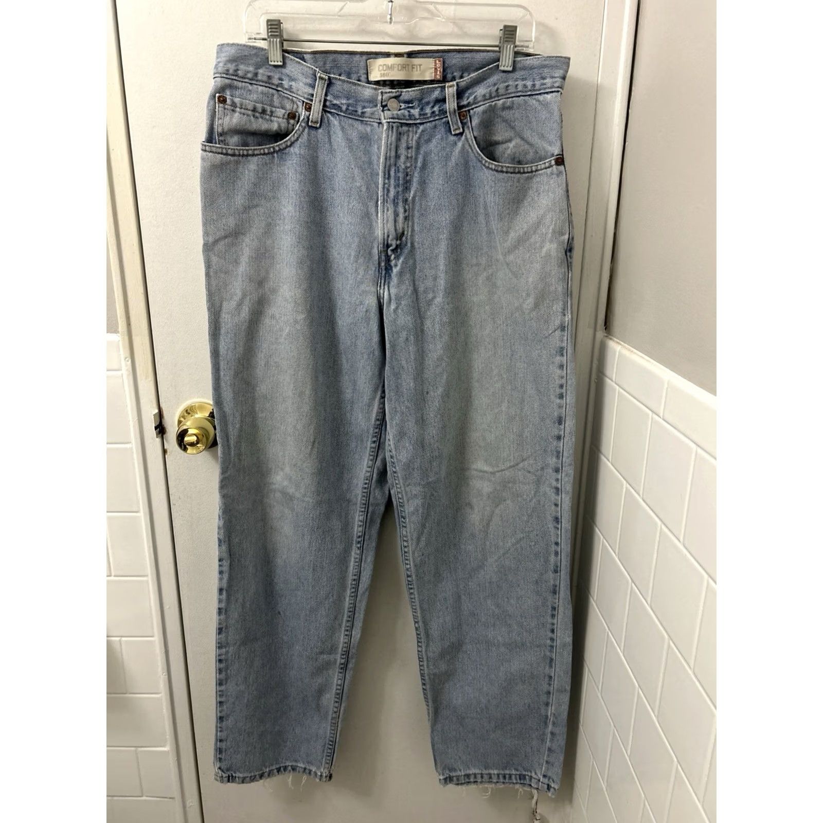 Levi's VINTAGE Levi's 560 Comfort Fit Jeans Mens 33x31 Light Blue Tapered Leg Denim Jeans 560 Levi's Men blue light wash 560s Mens Jeans Size US 33 - 6 Thumbnail