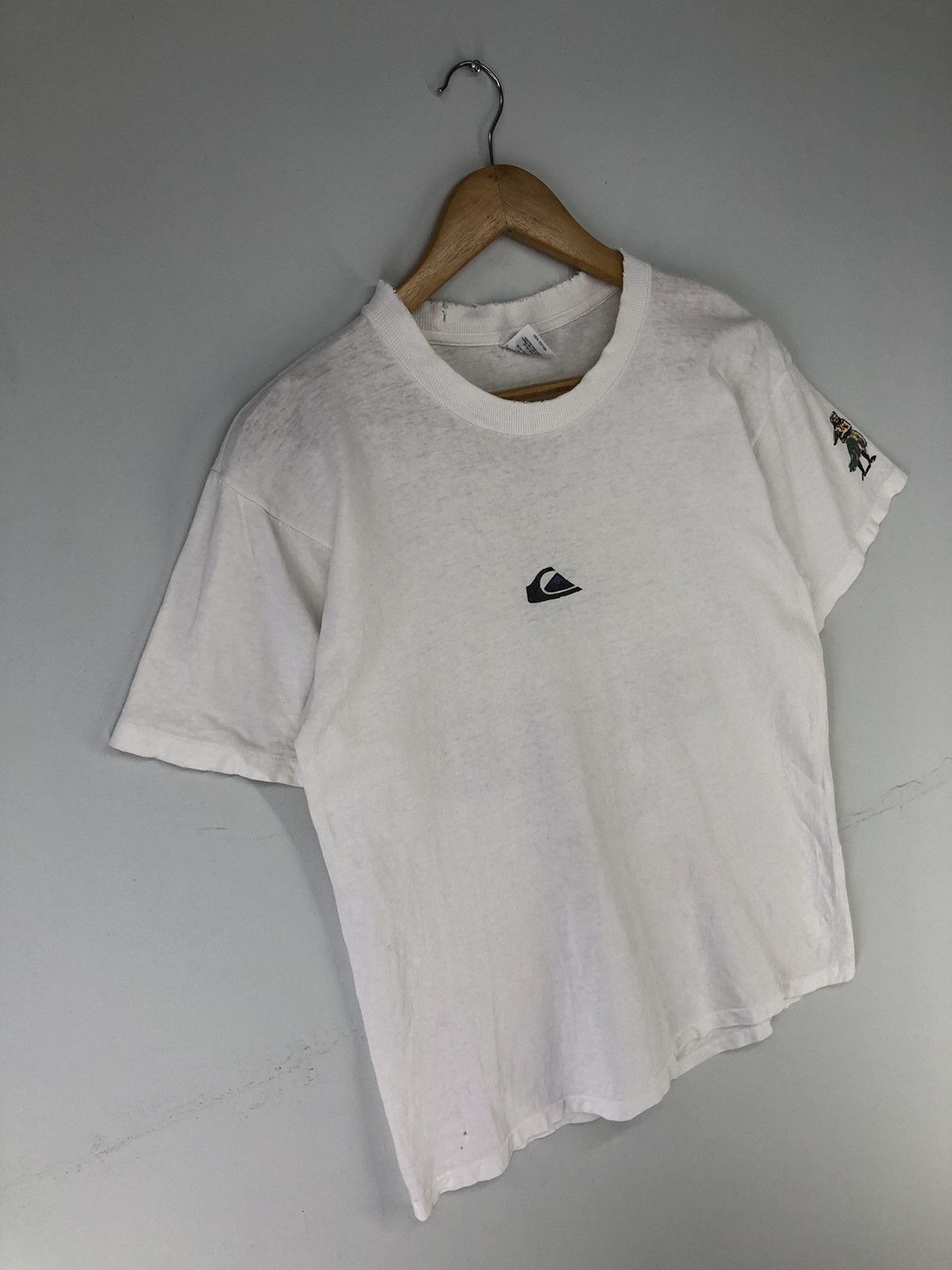 Quiksilver Vintage Quiksilver Center Logo Backhit Distressed Tshirt Size US M / EU 48-50 / 2 - 3 Thumbnail