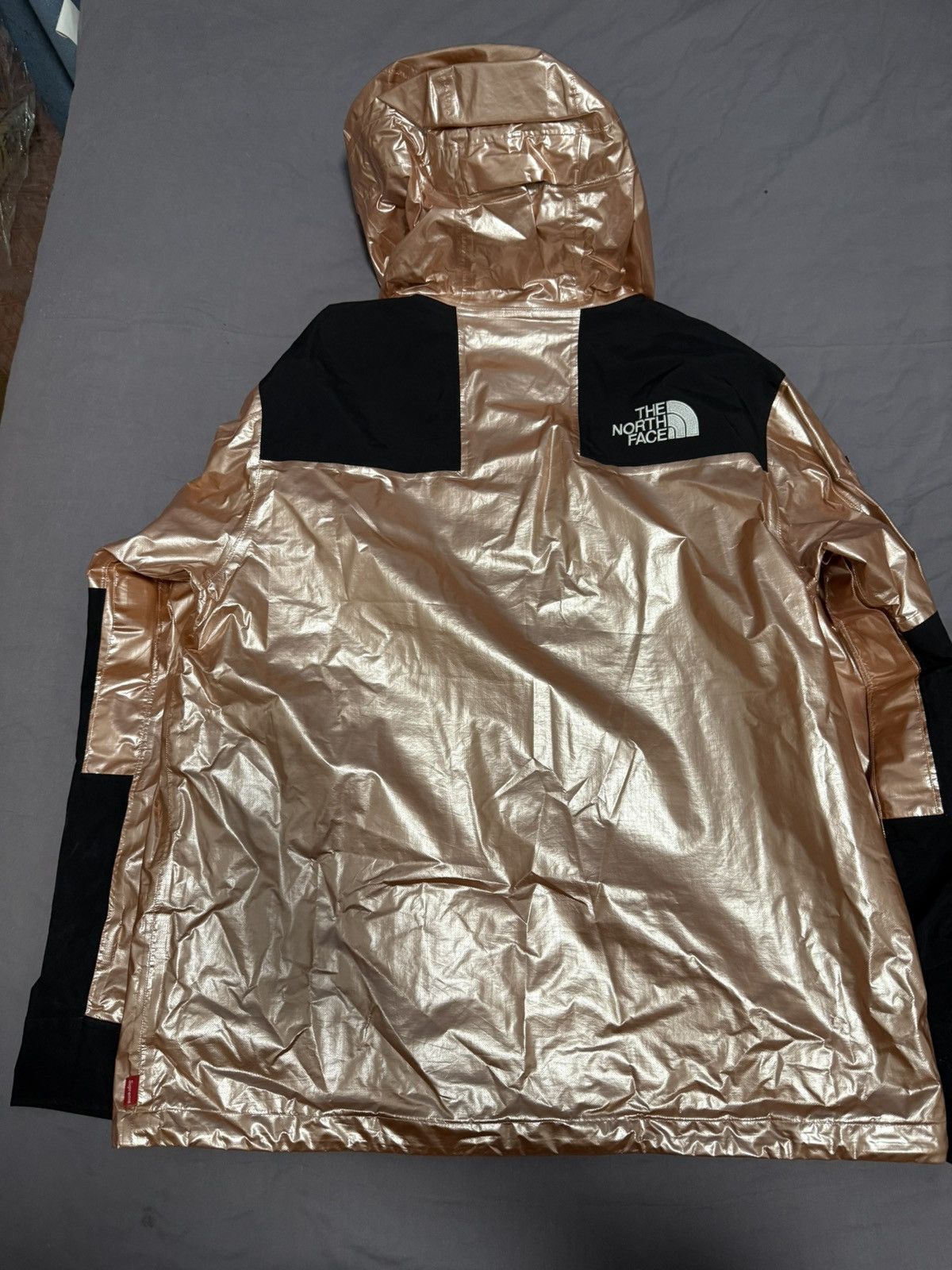 Supreme × The North Face Supreme tnf the north face metallic mountain parka gold rose Size US L / EU 52-54 / 3 - 5 Thumbnail