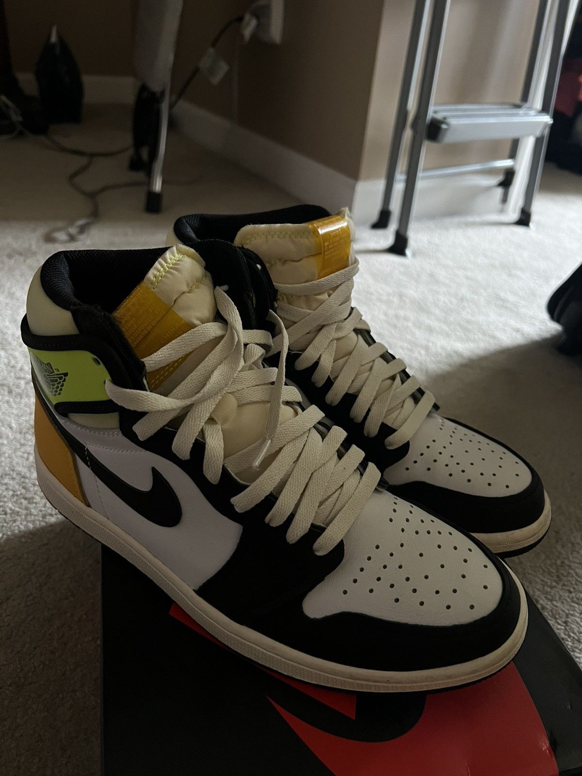 Jordan Brand × Nike Air Jordan 1 Retro High OG "Volt Gold" Size US 9 / EU 42 - 3 Thumbnail