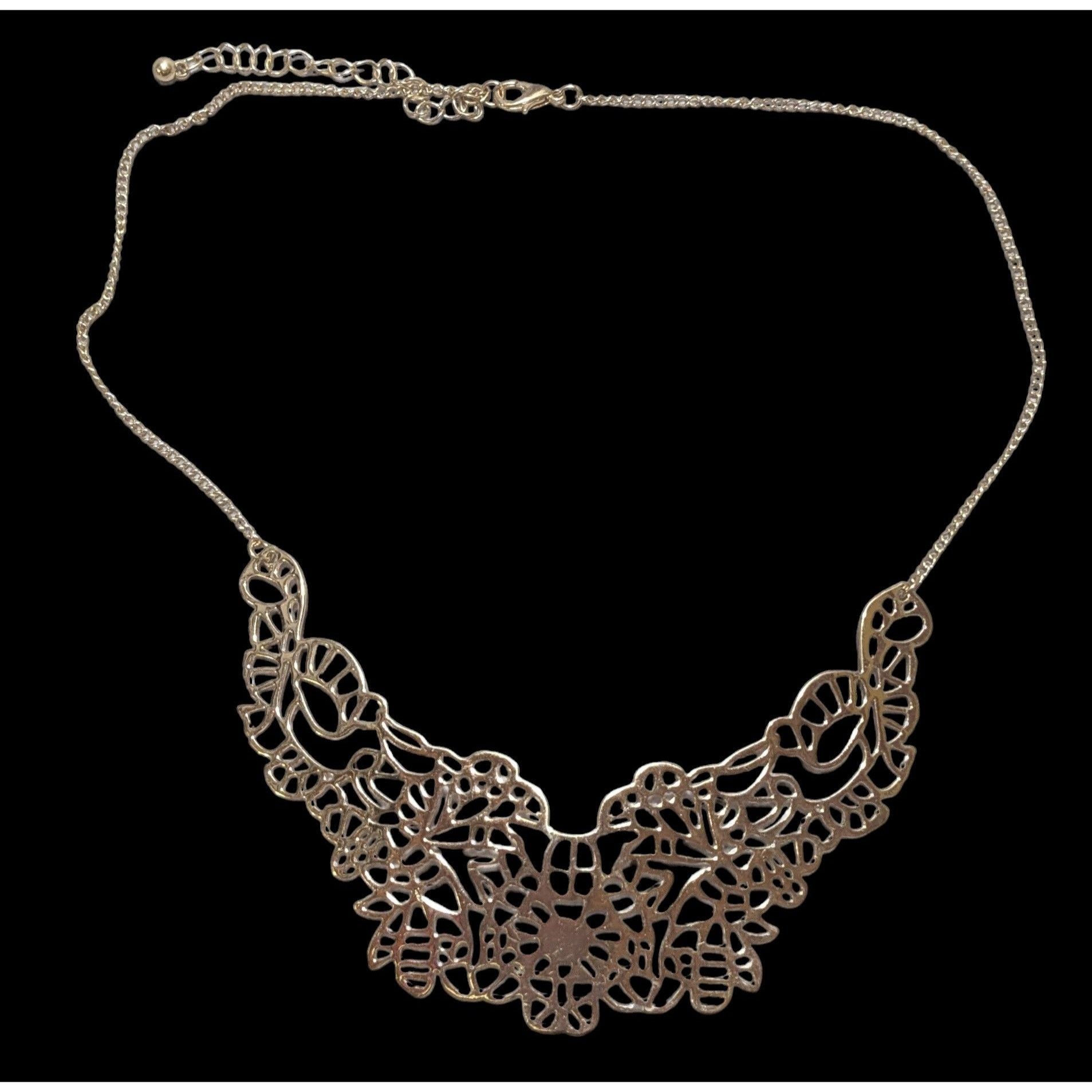 Other Elegant Floral Gold Cutout Necklace Size ONE SIZE - 1 Thumbnail
