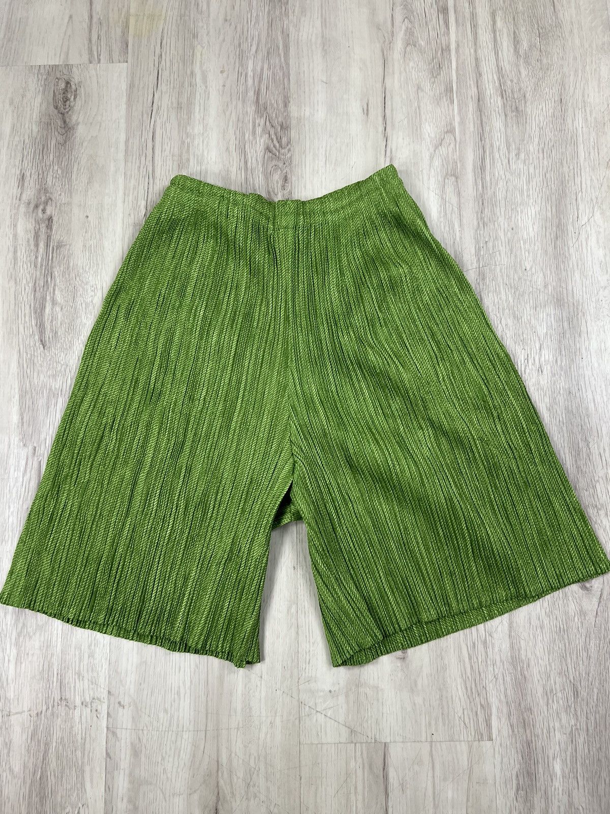 Pleats Please Issey Miyake Pleats Please Short Pants Size 34" / US 12 / IT 48 - 1 Thumbnail