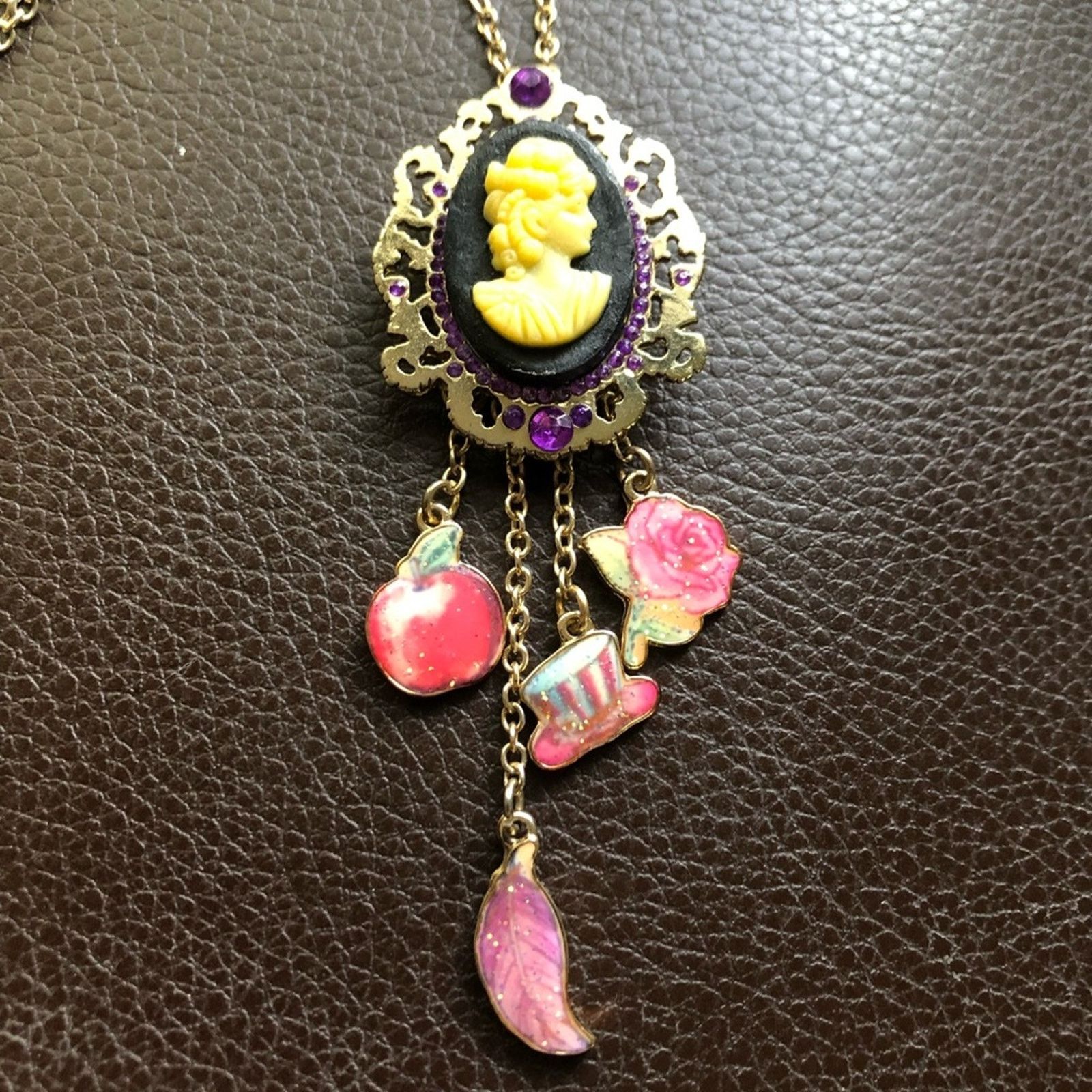 Jewelry Victorian look cameo charm pendant on chain necklace Size ONE SIZE - 4 Thumbnail