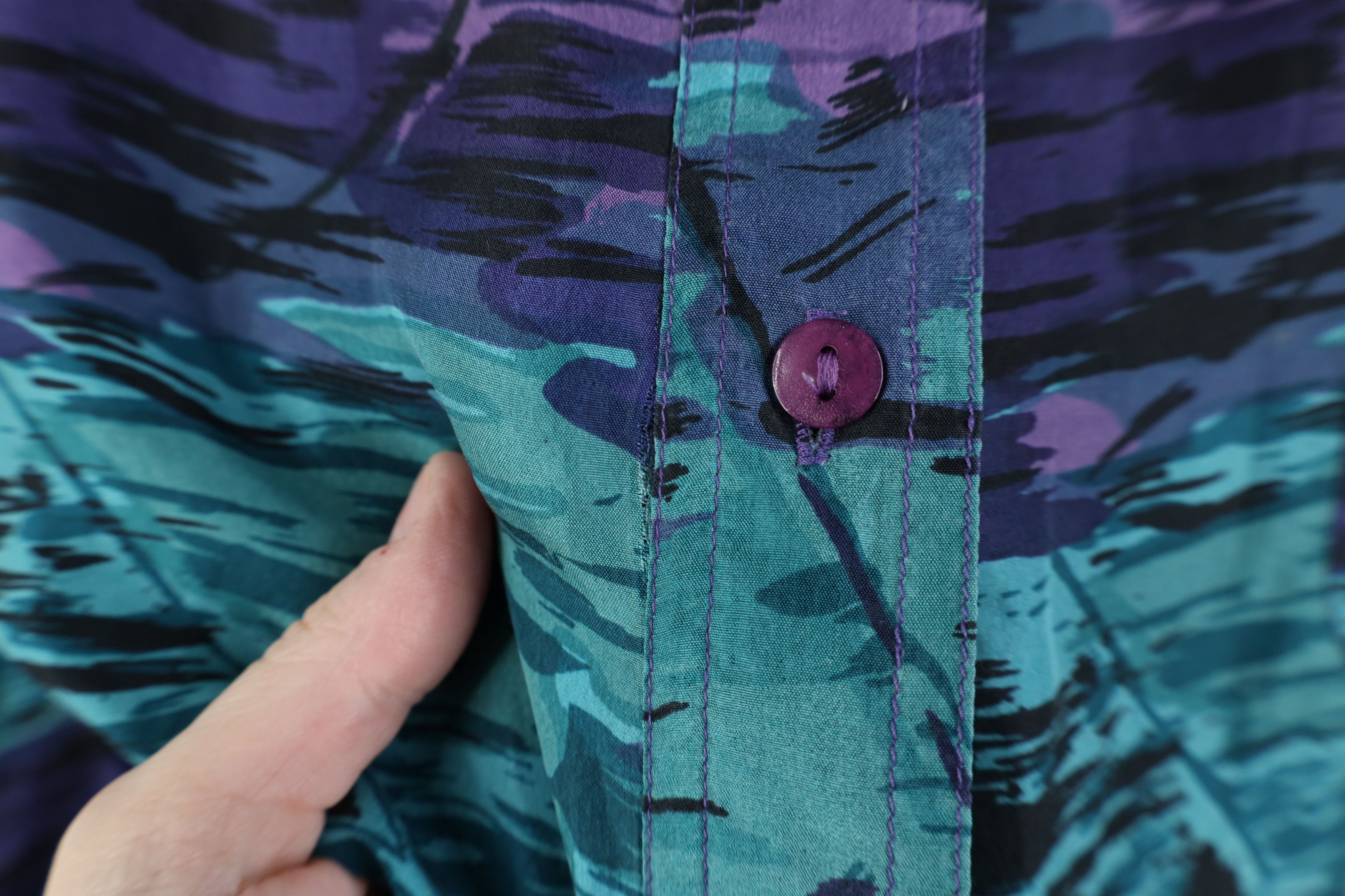 Vintage Vintage 90s Streetwear Baggy Silk Collared Button Shirt Size M / US 6-8 / IT 42-44 - 5 Thumbnail