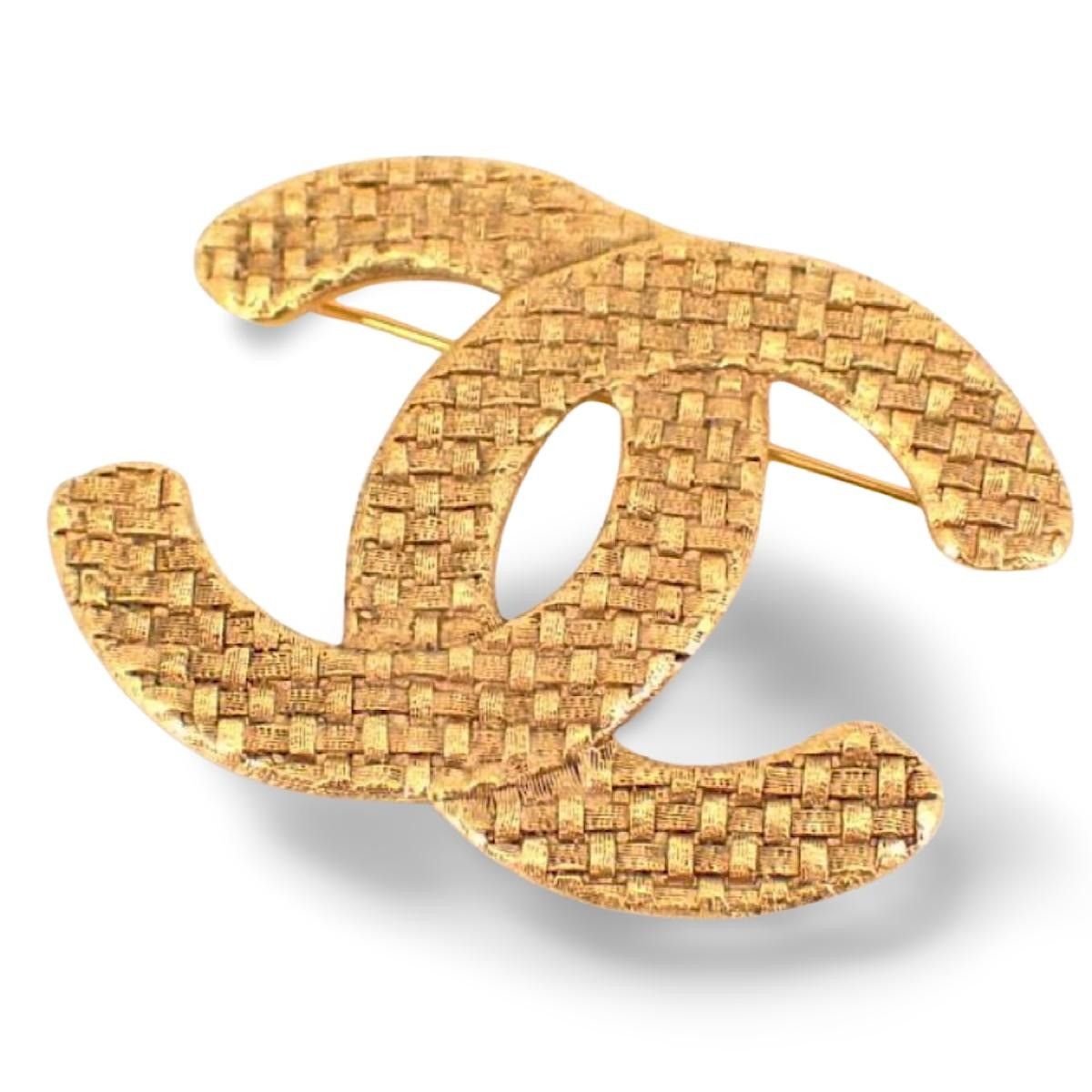 Vintage CHANEL classic matelasse CC mark brooch pin in mesh