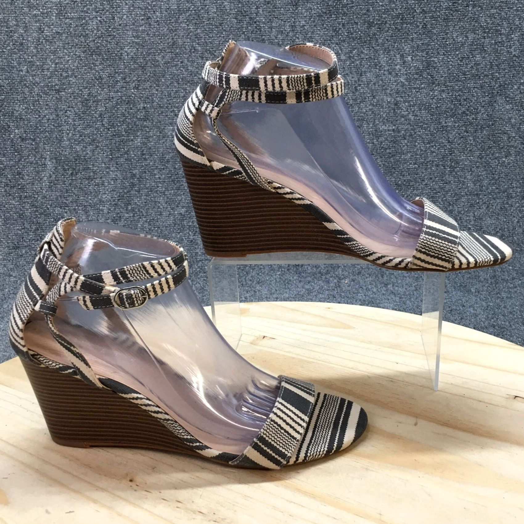 Vintage Kelly & Katie Heels Womens 10 Tamra Ankle Strap Wedges Casual Gray Fabric Size US 10 / IT 40 - 2 Thumbnail