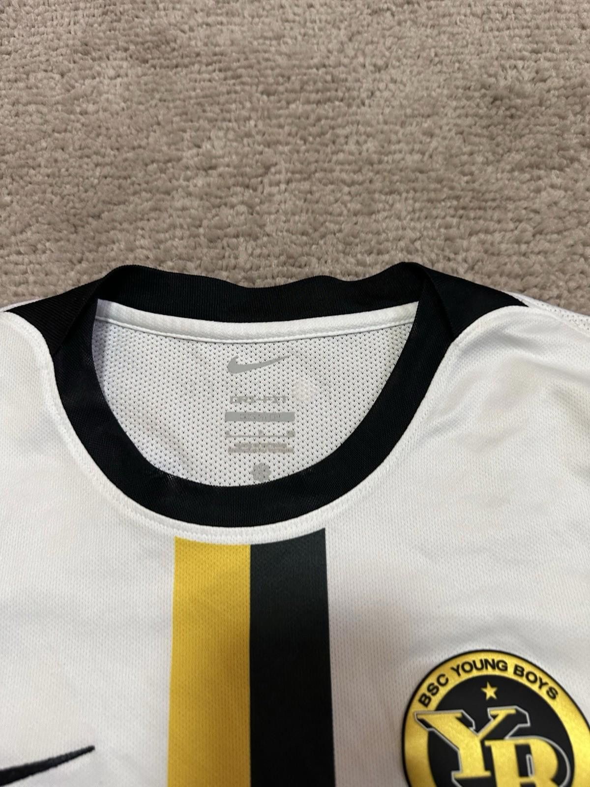Nike YOUNG BOYS 2022/2023 AWAY FOOTBALL SHIRT NIKE SOCCER JERSEY Size US S / EU 44-46 / 1 - 4 Thumbnail