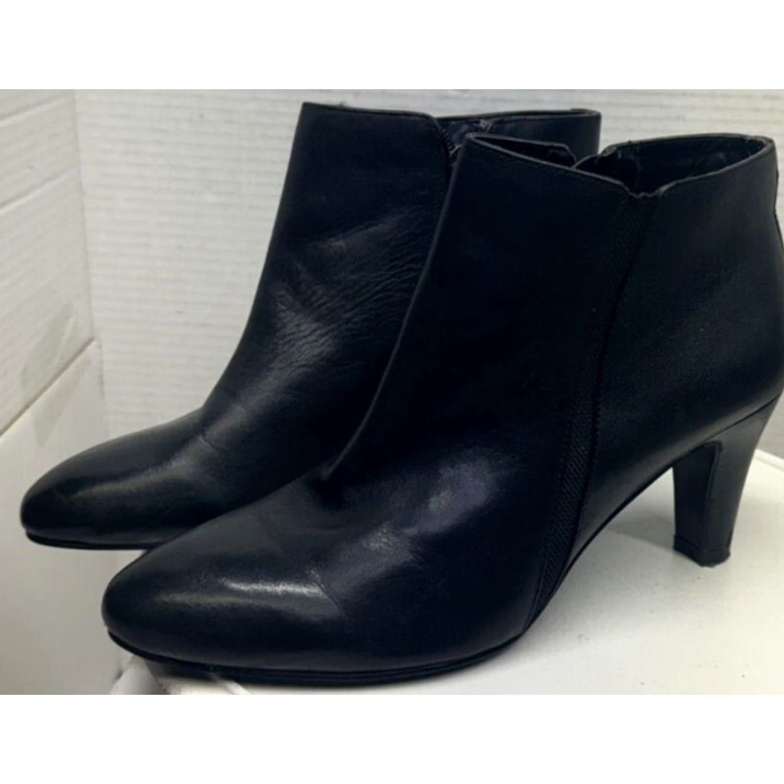 Vintage Bandolino Wincer Womens 7M 38 black leather ankle boots Booties Zip Sides heels Size US 7 / IT 37 - 4 Thumbnail