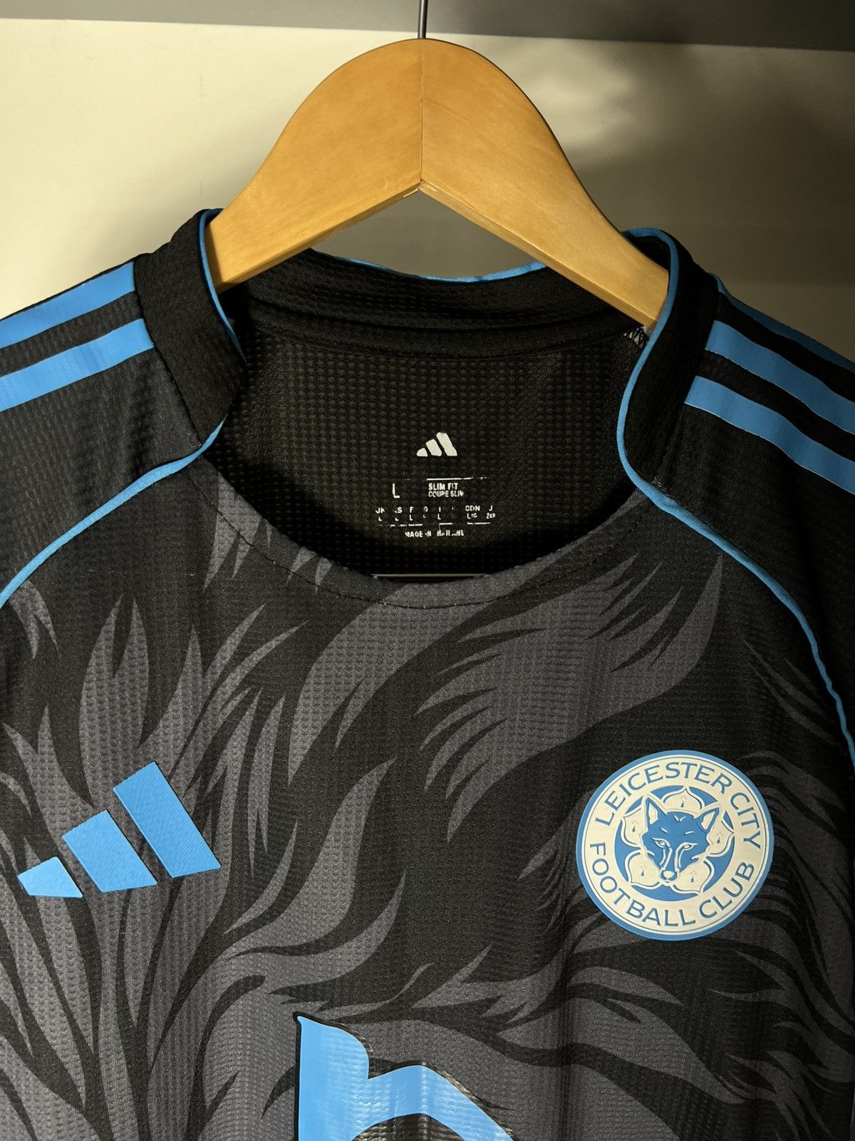 Adidas ADIDAS FC LEICESTER CITY ENGLAND SOCCER JERSEY HOMME 2025 Size US L / EU 52-54 / 3 - 8 Thumbnail