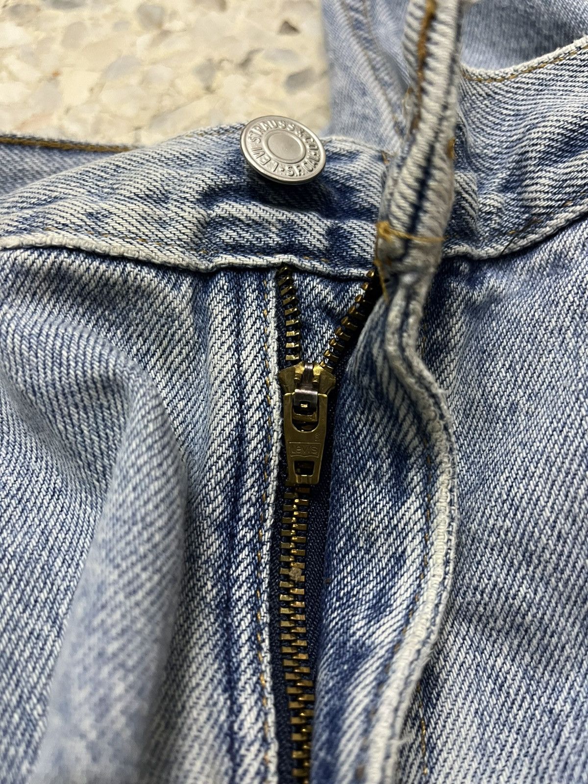 Levi's Vintage Clothing Vintage 90s light blue wash Levi’s 505 faded Size US 35 - 9 Thumbnail