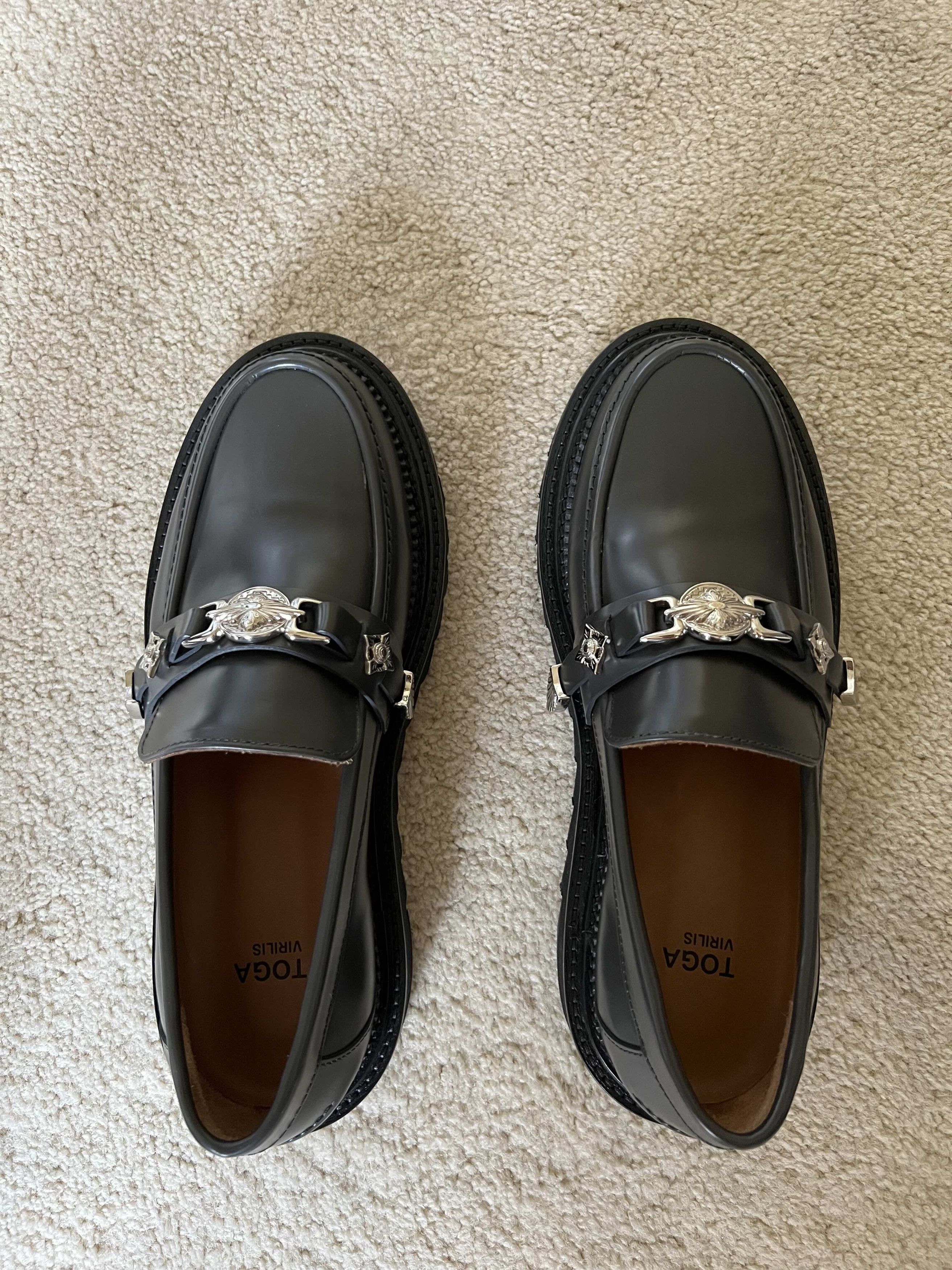 靴 TOGA VIRILIS Logo-plaque Leather Loafers Toga Virilis logo-plaque leather loafers