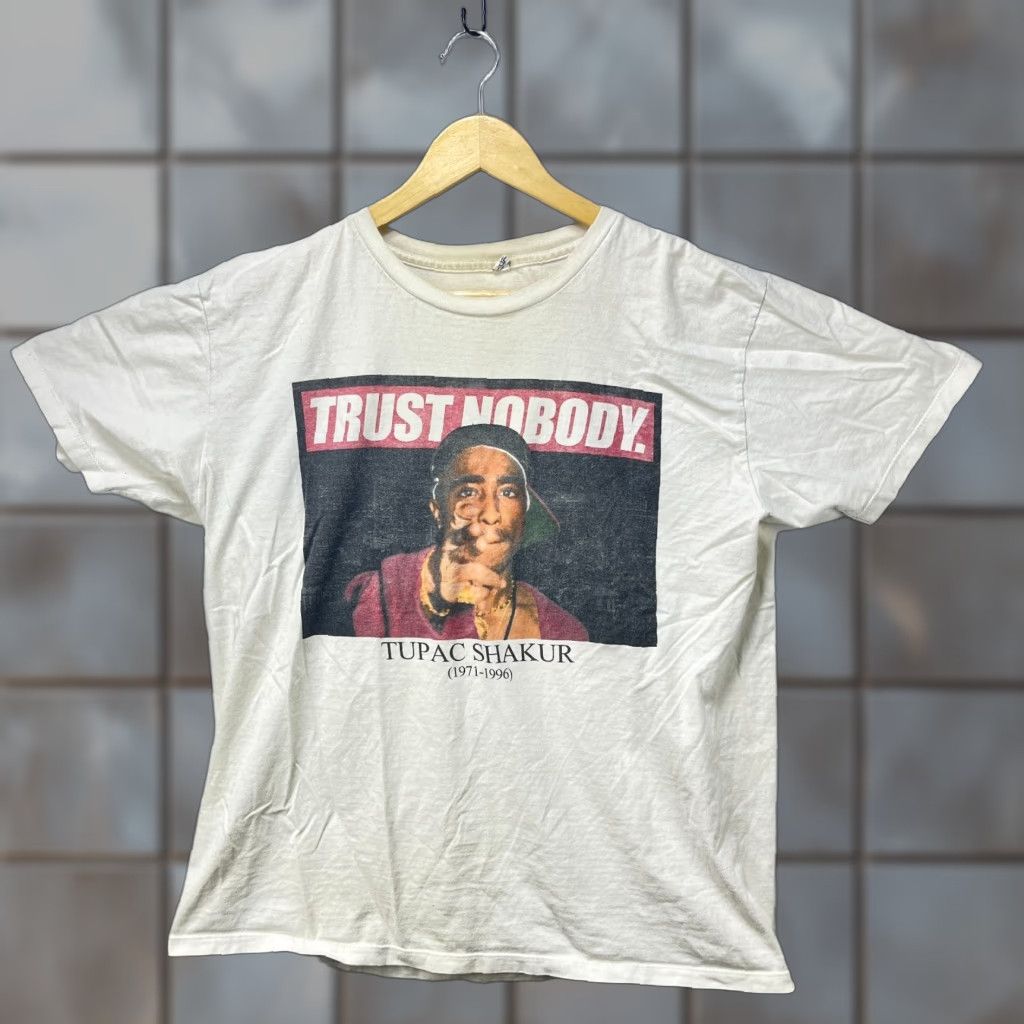 Vintage VINTAGE Tupac Shakur Trust Nobody T-Shirt L Mens White 90s 2000s Size US L / EU 52-54 / 3 - 1 Thumbnail