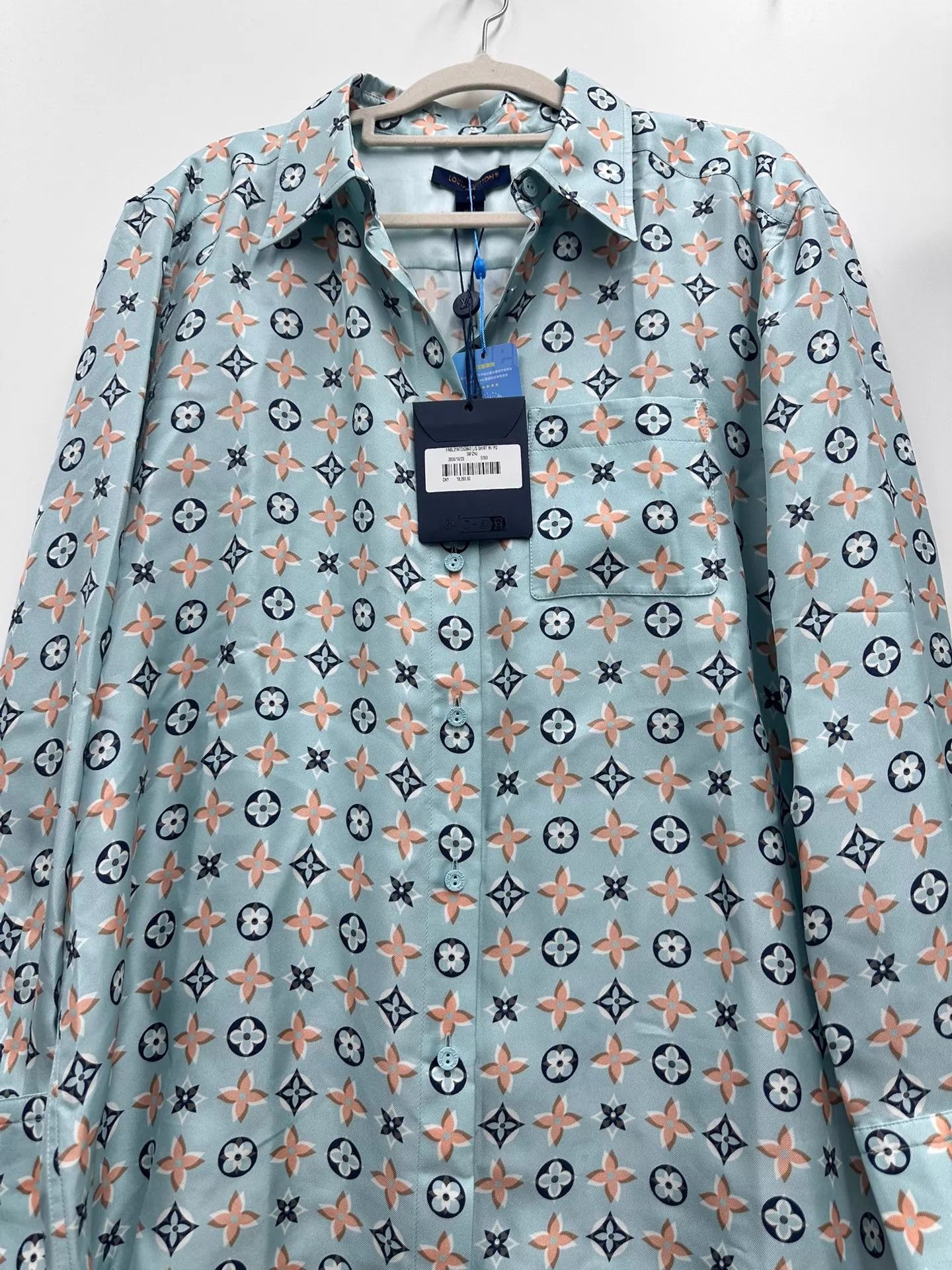 Louis Vuitton Louis Vuitton All Over Print Shirt 40 BNWT Size M / US 6-8 / IT 42-44 - 1 Thumbnail