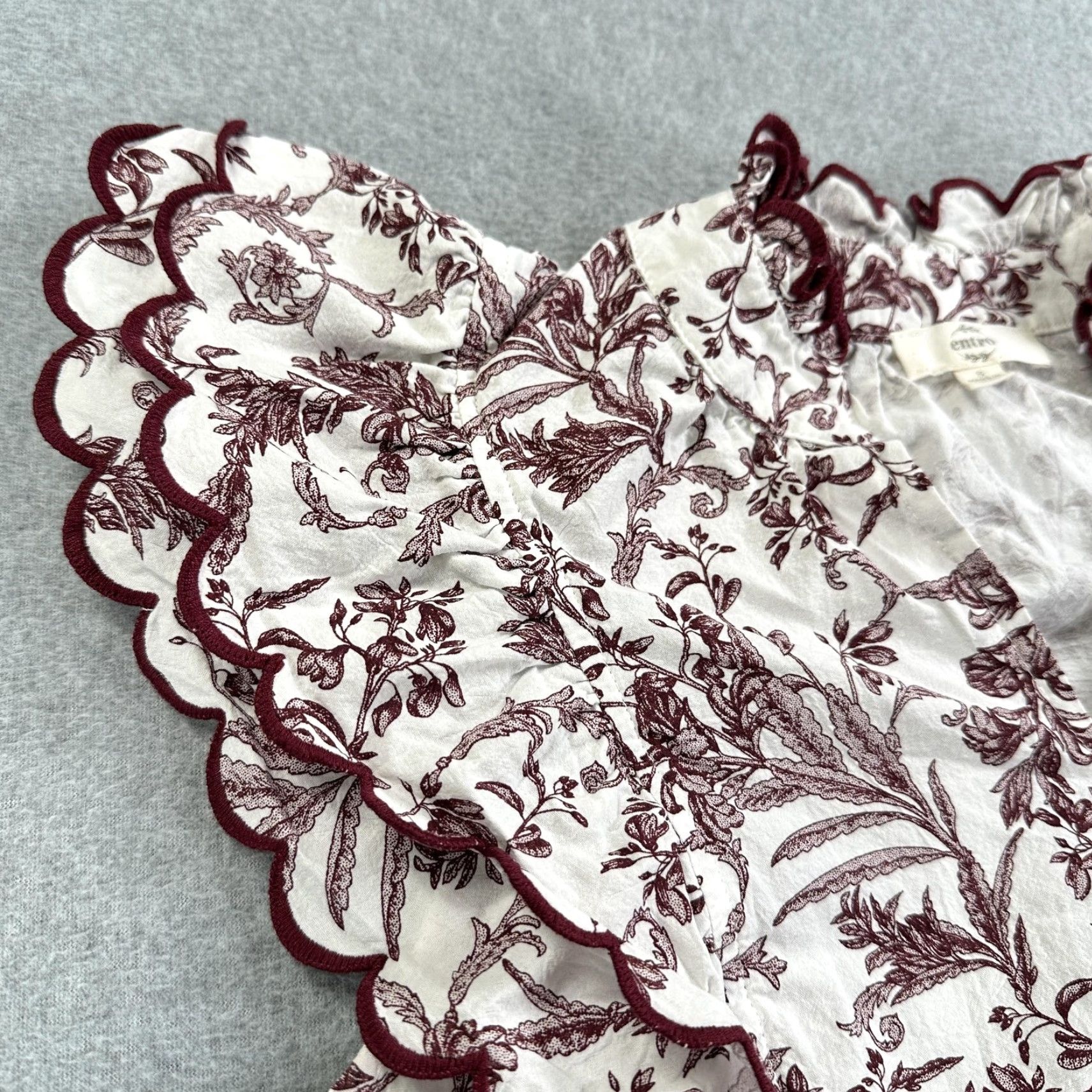 Vintage Entro Blouse Womens Small White Burgundy Floral Ruffle V Neck Sleeveless Top Size S / US 4 / IT 40 - 5 Thumbnail