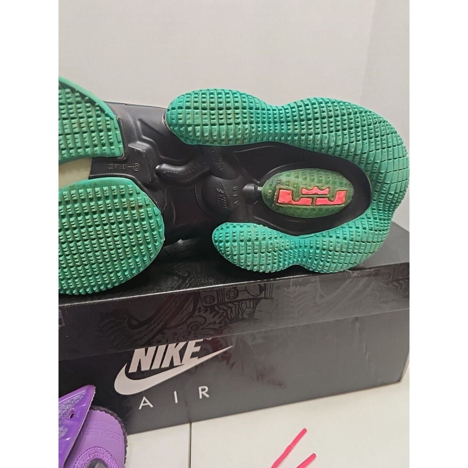 Nike Nike LeBron XIX Wild Berry/Hyper Pink Men's SIZE 10.5 W/ BOX Size US 10.5 / EU 43-44 - 18 Thumbnail