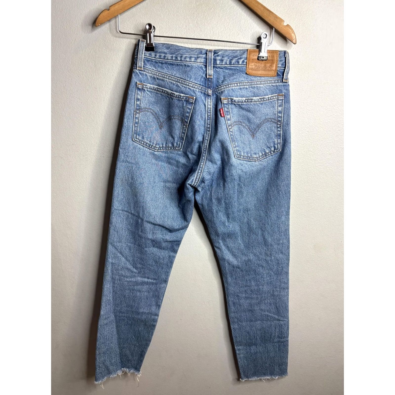Levi's VINTAGE Levi's Wedgie Straight Jeans Womens 25 Light Blue High Rise Cropped Raw Hem Distressed Pockets Denim Jeans Womens Size 42" / US 20 - 5 Thumbnail