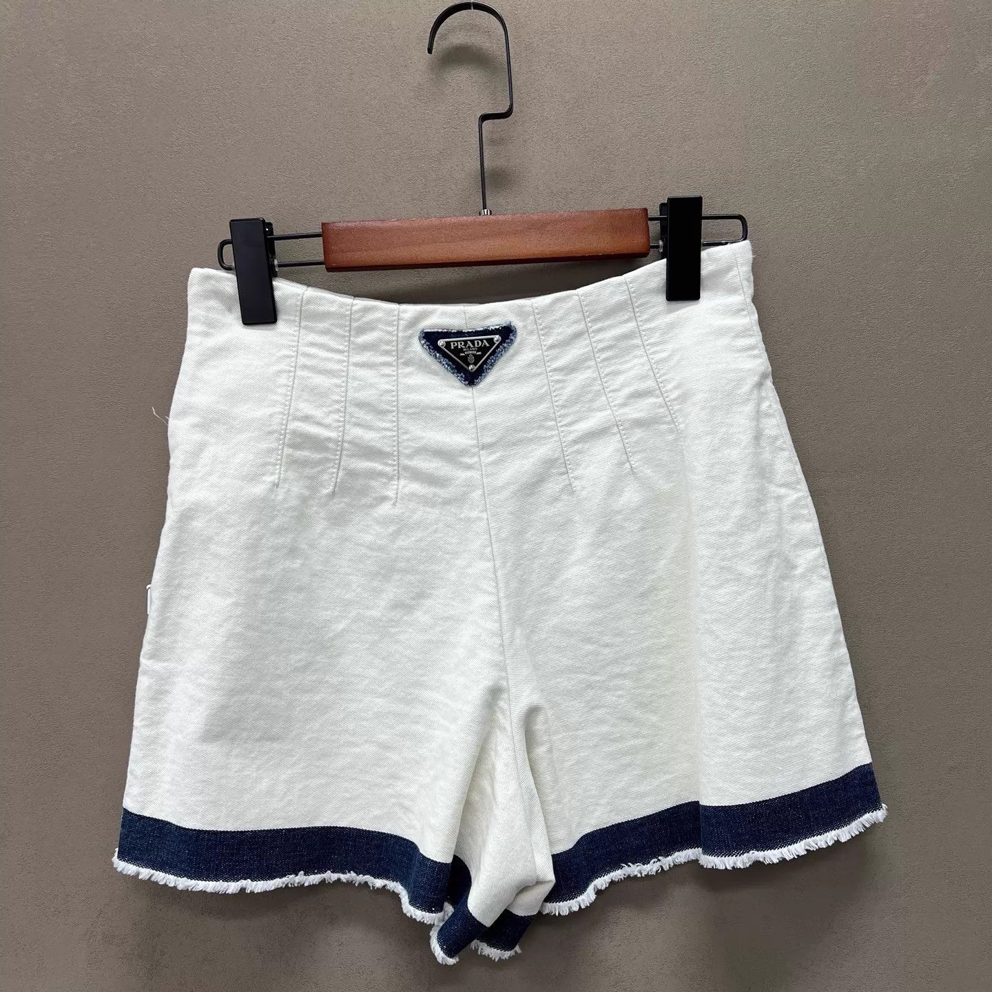 Prada Prada White Denim Shorts 98 New 38 Triangle Logo Size 26" / US 2 / IT 38 - 3 Thumbnail