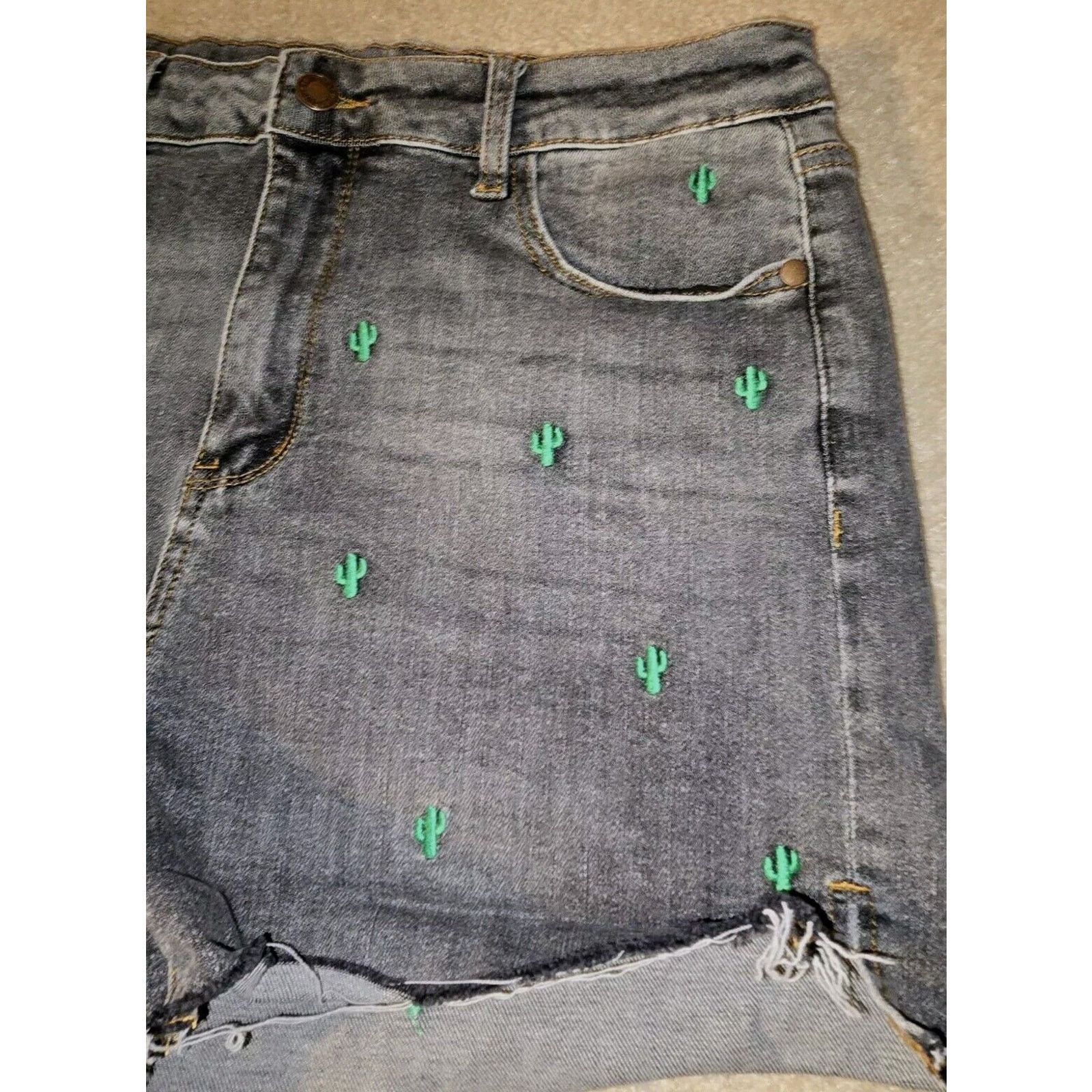 Judy Blue Judy Blue Size XL Gray Cactus Embroidered High Waist Shorts Size 36" / US 14 / IT 50 - 5 Thumbnail