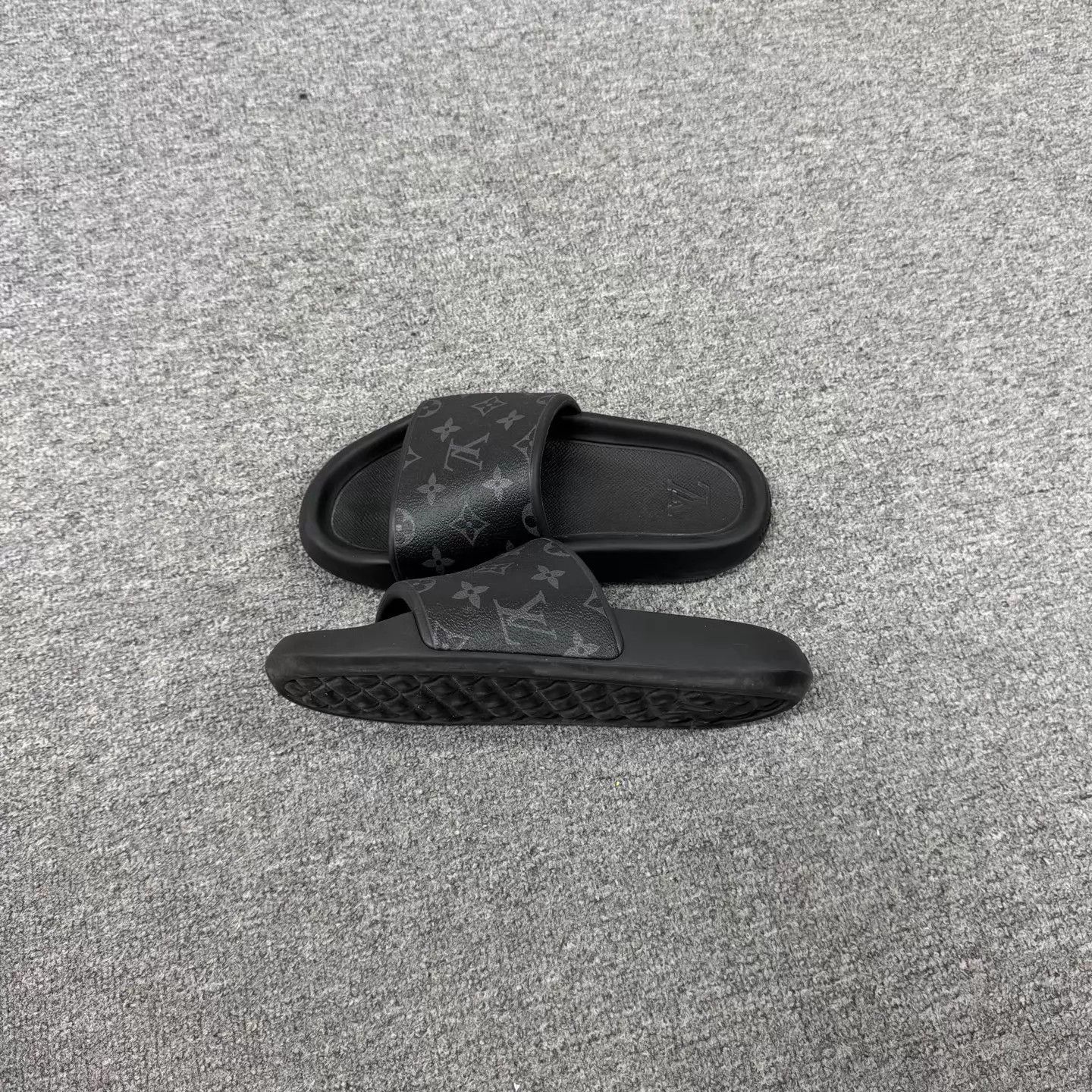 Louis Vuitton Louis Vuitton Black & Gray Monogram Slides 39 99 New Size US 6 / EU 39 - 3 Thumbnail