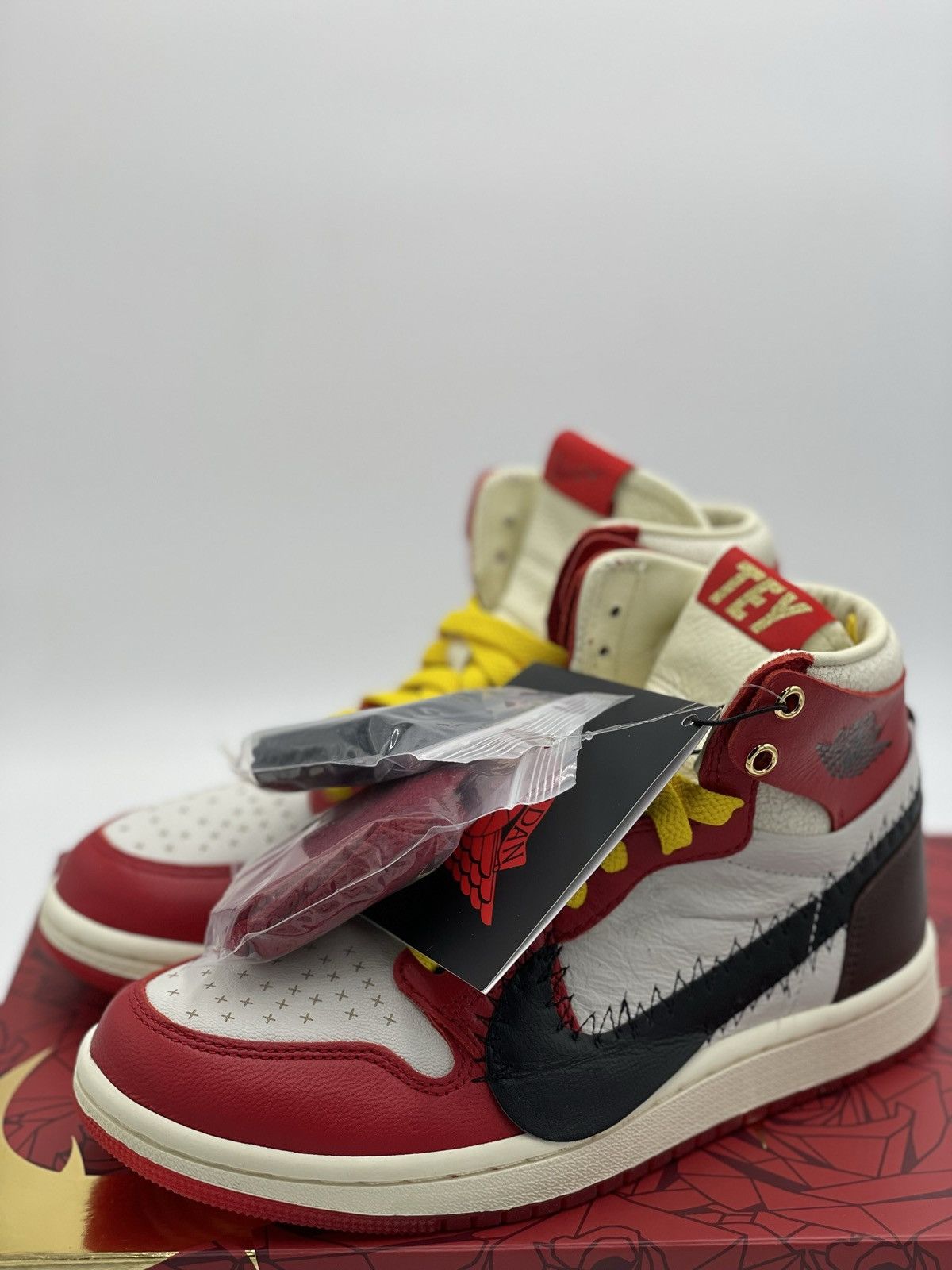 Jordan Brand × Nike Teyana Taylor x Wmns Air Jordan 1 Size US 5 / IT 35 - 3 Thumbnail