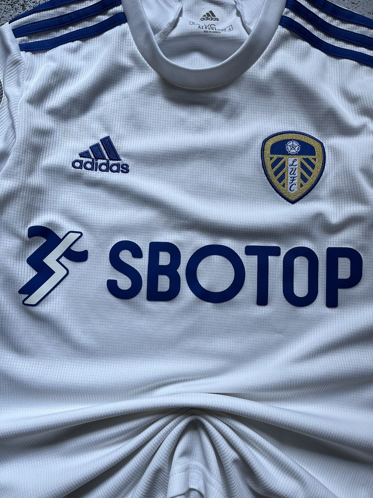 Adidas Vintage Adidas Leeds United Soccer Jersey Y2K White Size XS Size US XS / EU 42 / 0 - 2 Thumbnail