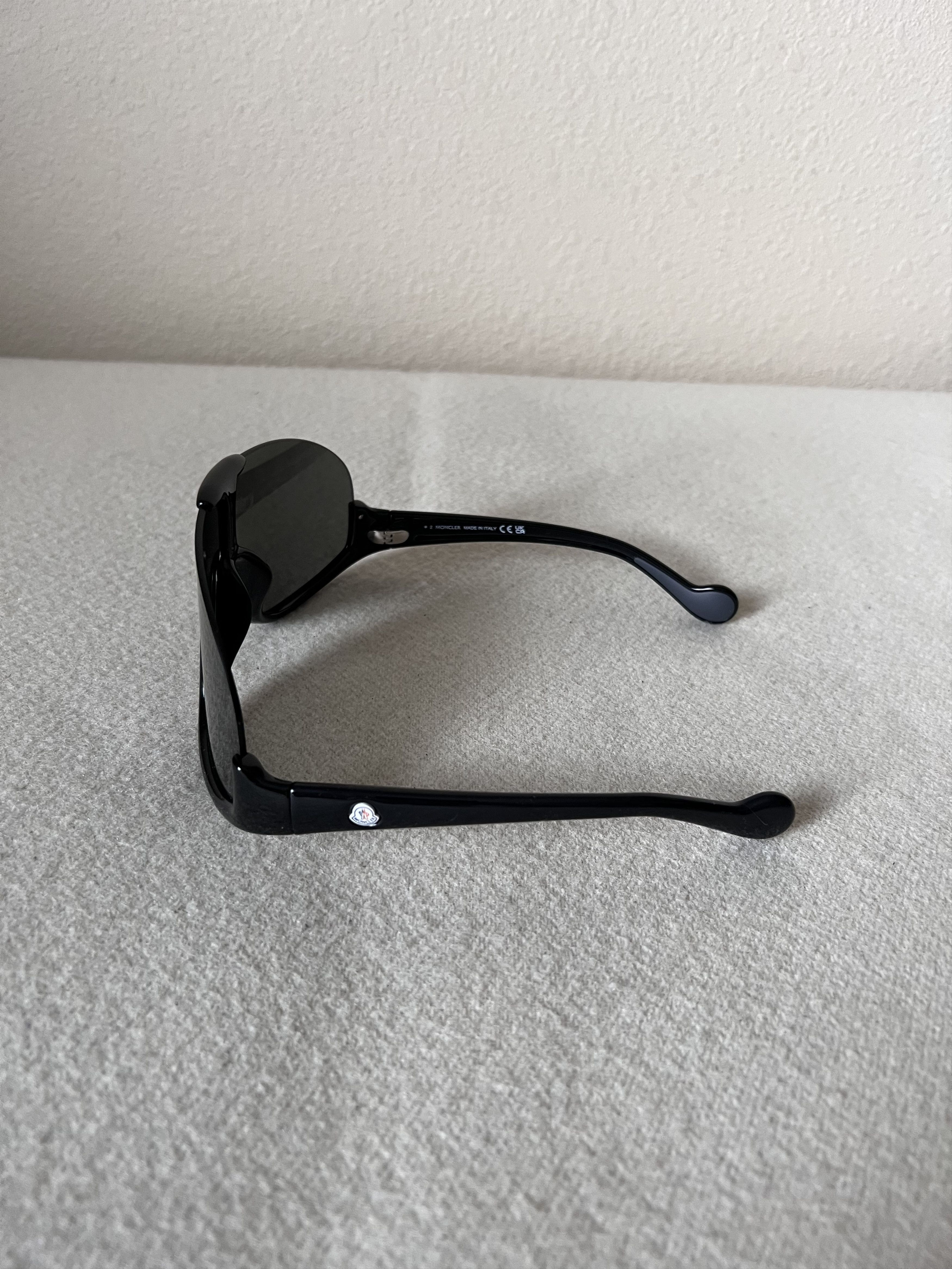 Moncler Moncler Shield Frame Visseur Sunglasses in Black ML0230 Size ONE SIZE - 3 Thumbnail