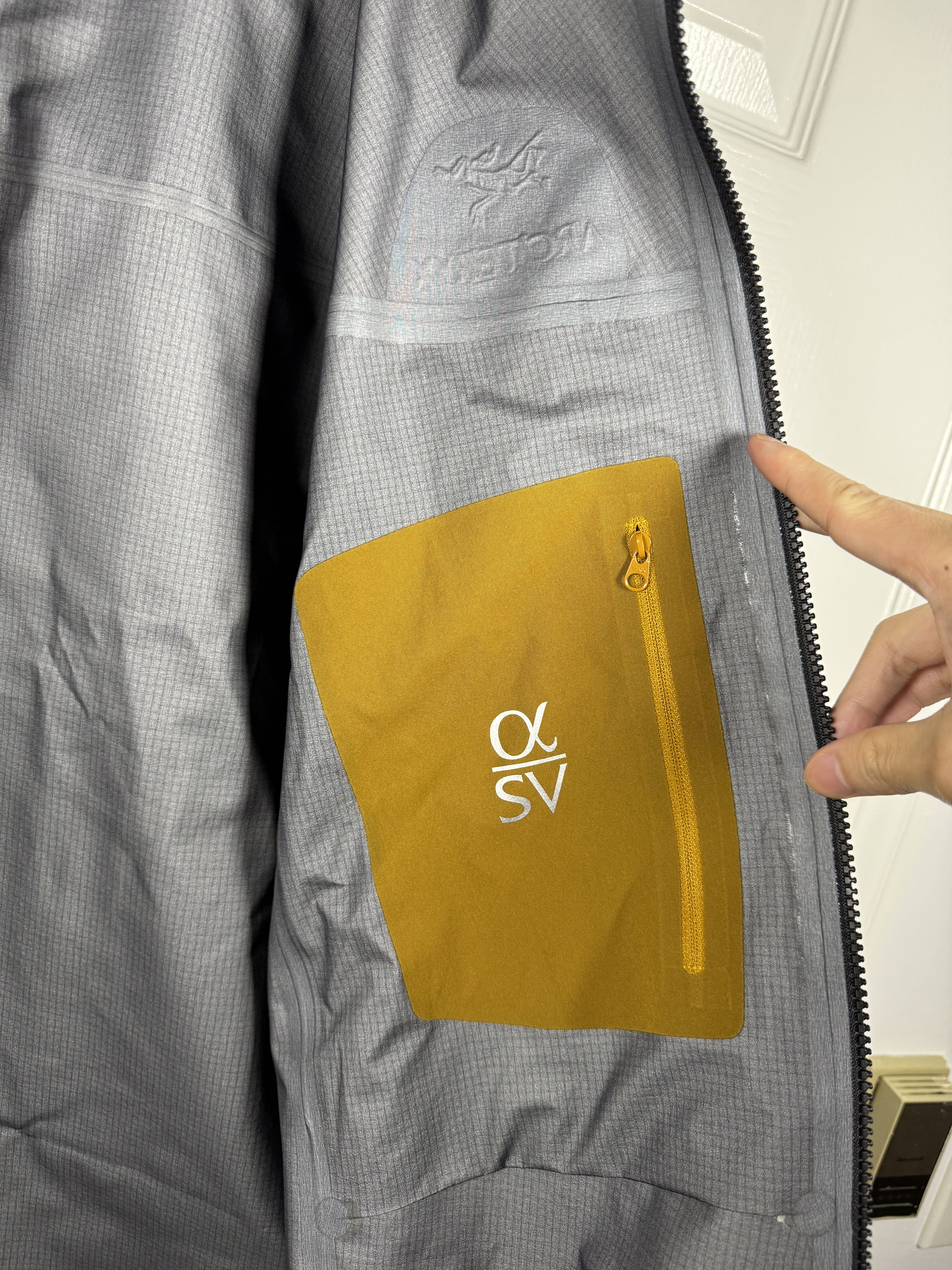 Arc'teryx Alpha SV 24K Gold Jacket Medium Size US M / EU 48-50 / 2 - 5 Thumbnail