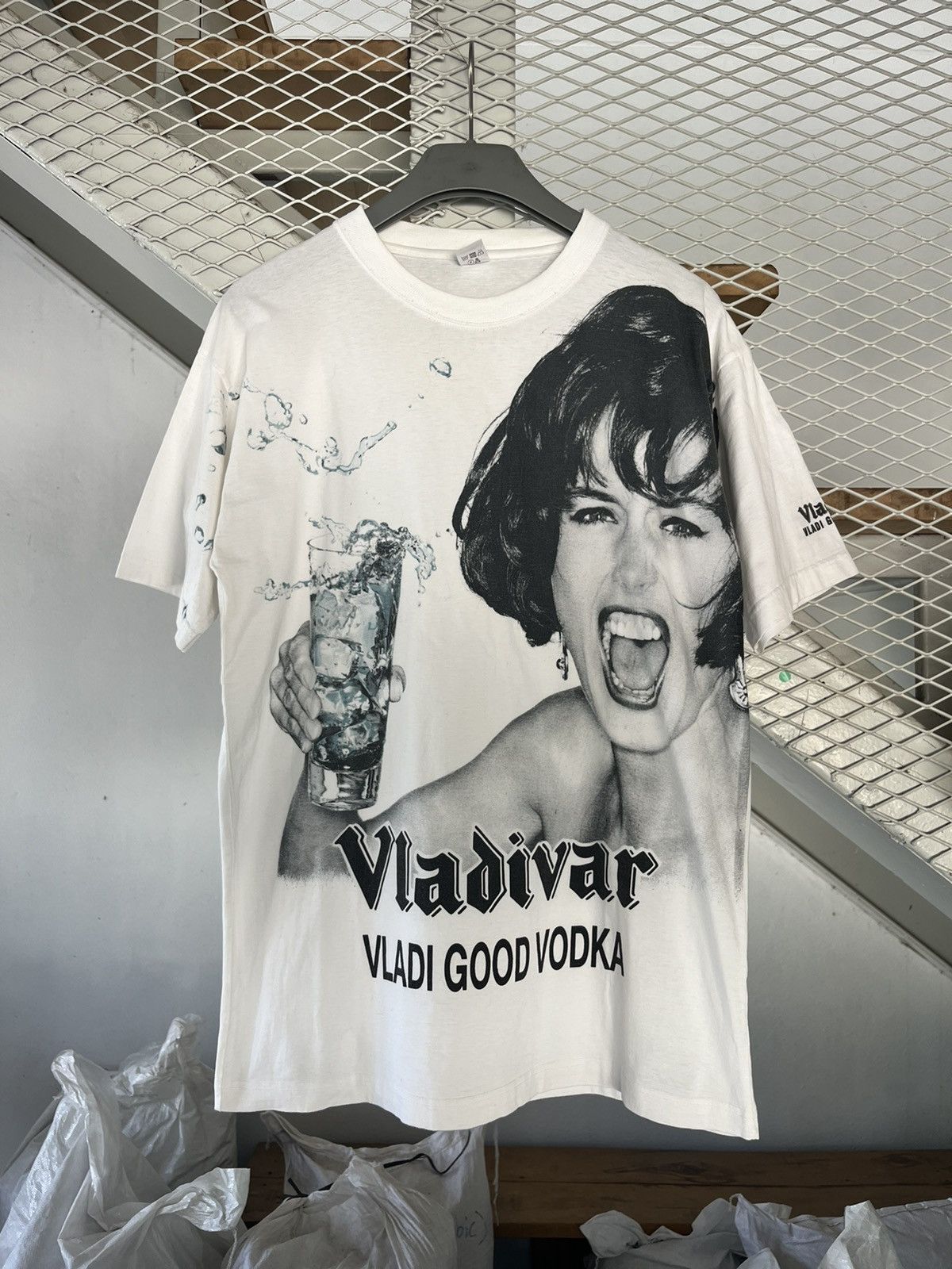 Vintage Vintage Vladivar VODKA promo Tshirt Size US L / EU 52-54 / 3 - 2 Thumbnail