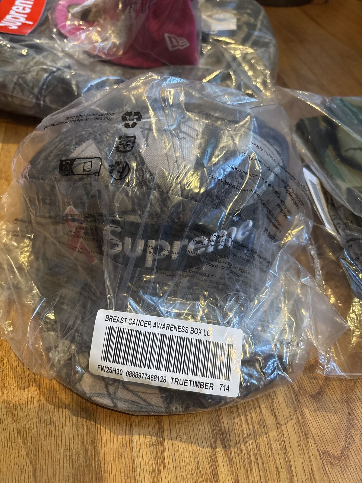 New Era × Supreme Supreme breast cancer awareness box logo real tree camo hat Size ONE SIZE - 3 Thumbnail