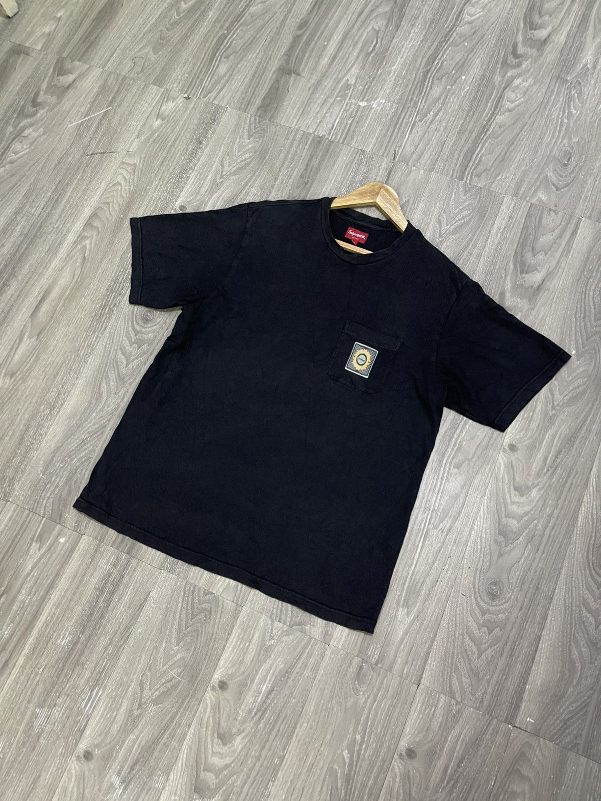 Supreme Supreme Crest Label Pocket Tee Black Size (M) Size US M / EU 48-50 / 2 - 9 Thumbnail