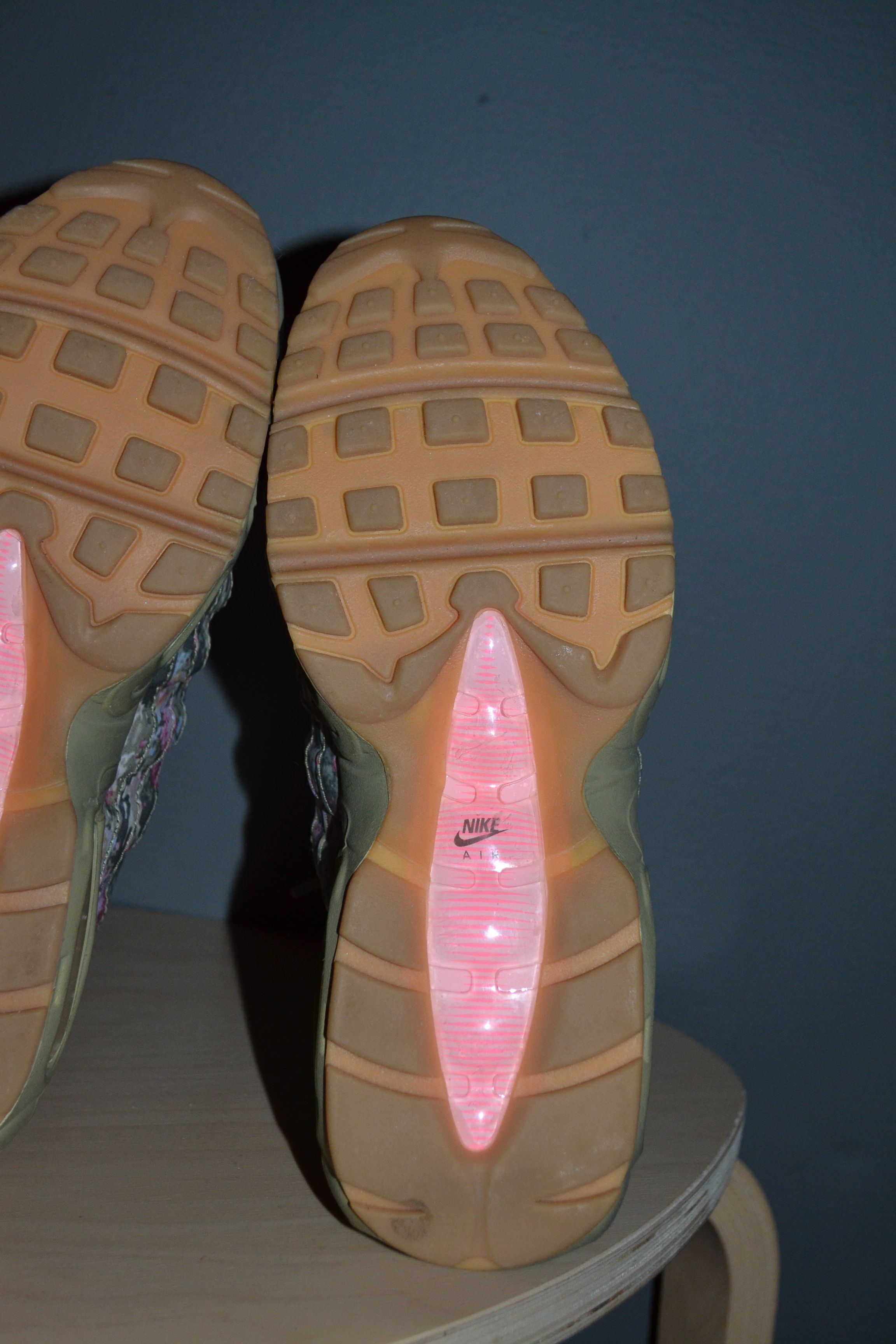 Nike Nike Air Max 95 Floral Camo Olive Womens Size 7 AQ6385-200 Size US 7 / IT 37 - 9 Thumbnail