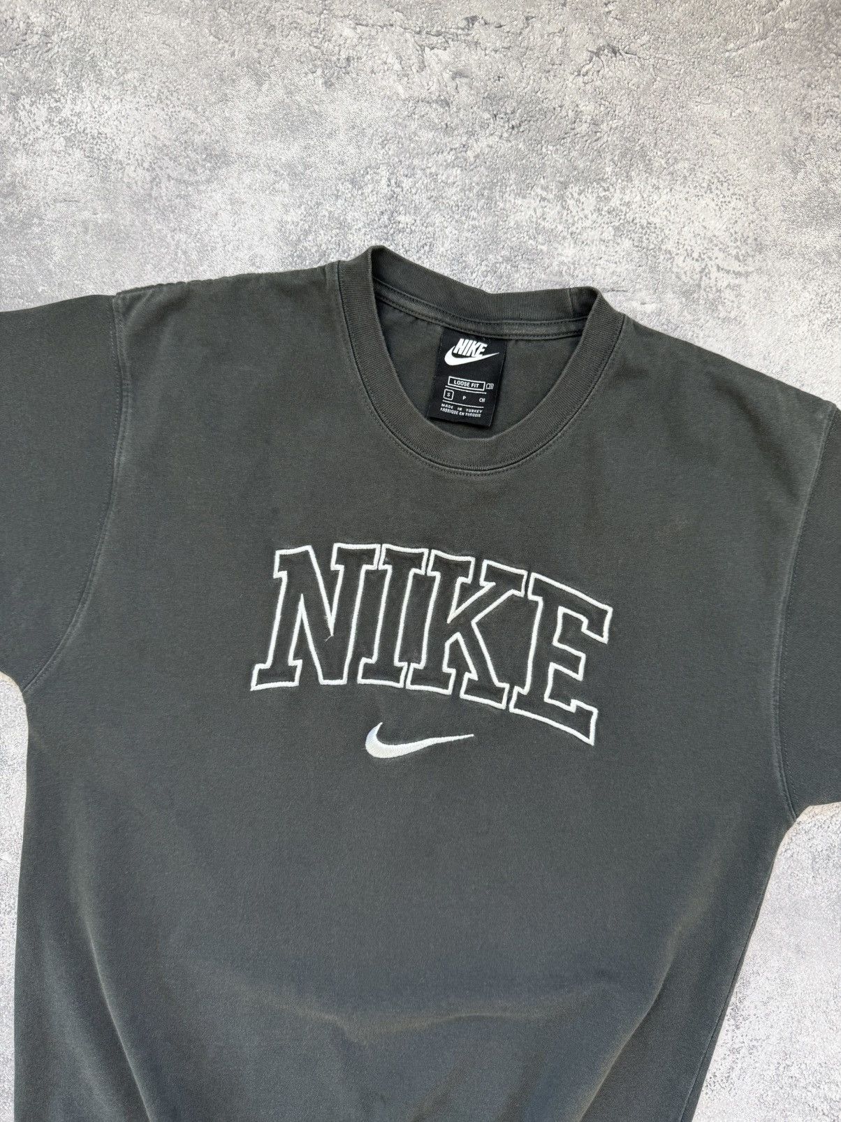 Nike Vintage 90s Nike Center Logo T-Shirt Gray Rare Tee Y2K Hype Size US S / EU 44-46 / 1 - 7 Thumbnail