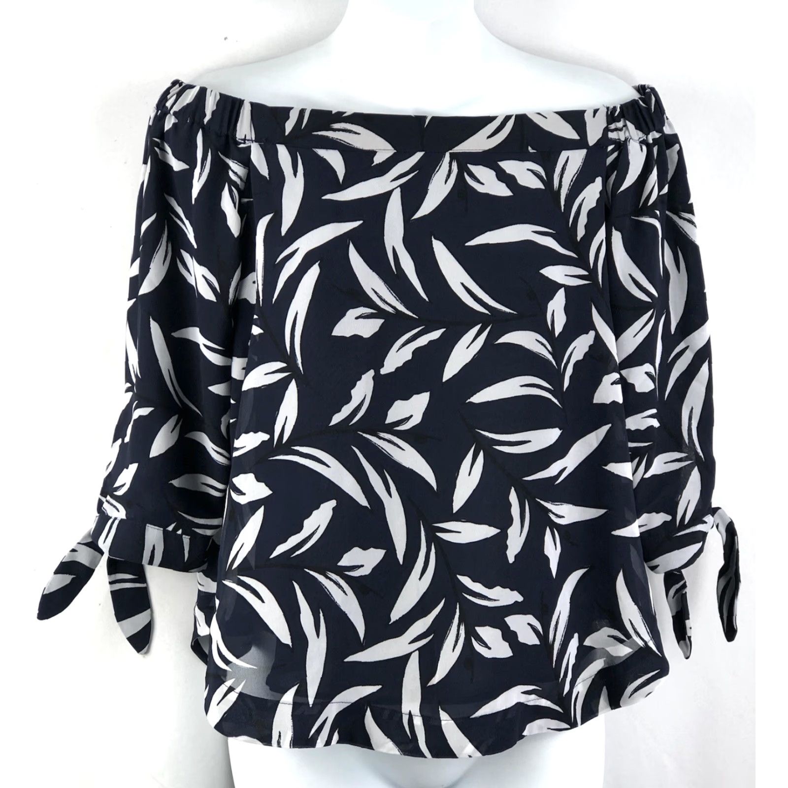 Ann Taylor Ann Taylor Off Shoulder Chiffon Top XS Blue/white Geometric 3/4 Sleeve Tie Accent Flowy Shirt Womens XS Blue Geometric Off Shoulder Chiffon Top Size XS / US 0-2 / IT 36-38 - 5 Thumbnail