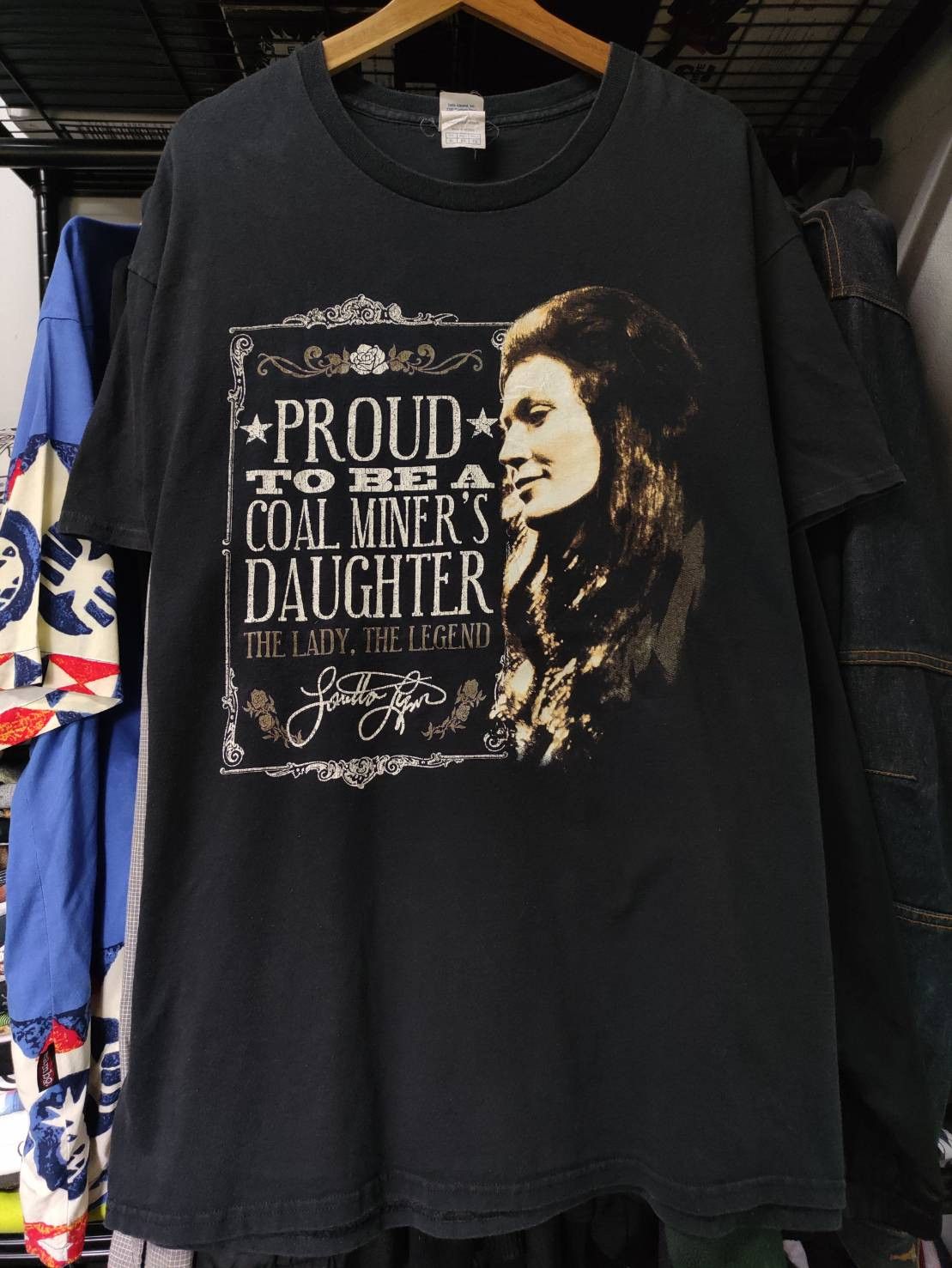 Band Tees Vtg 00's Loretta Lynn "Proud Coal Miner’s Daughter" T-Shirt Size US XL / EU 56 / 4 - 2 Thumbnail