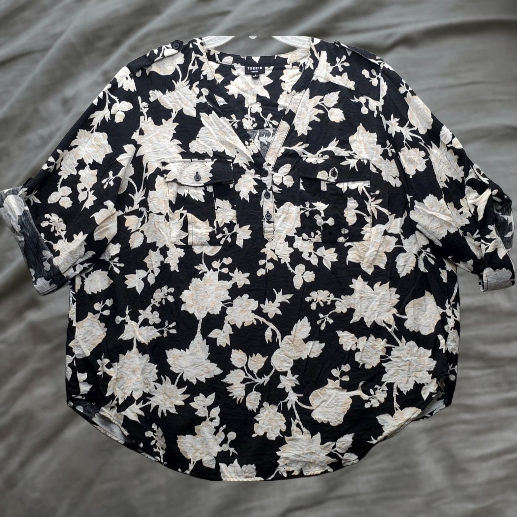 Torrid Torrid Blouse Womens Size 2 Multi Floral 3/4 Roll Tab Sleeve V Neck Button Size XS / US 0-2 / IT 36-38 - 1 Thumbnail