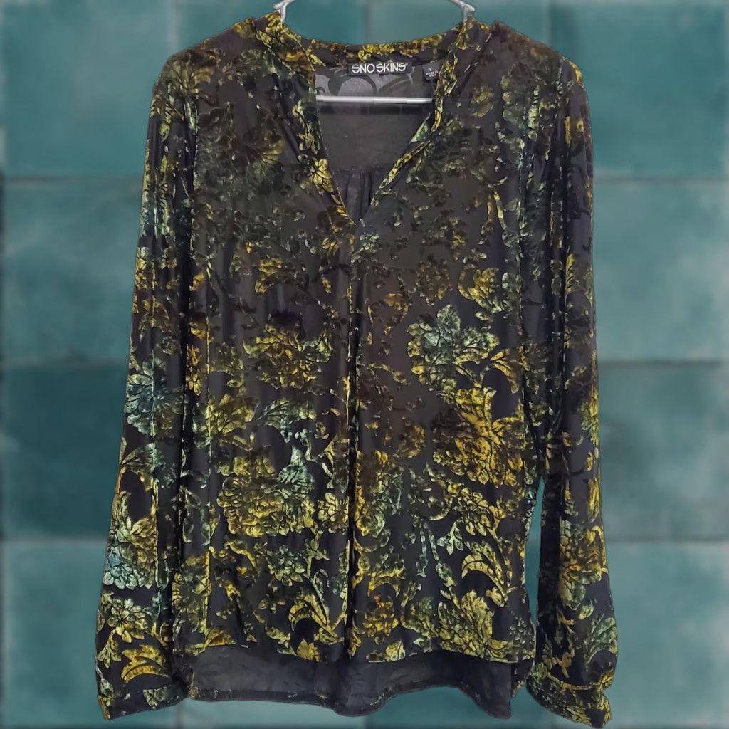 Velvet **Snoskins Women Black L Burnout Velvet Floral V-Neck Whimsigoth Goblincore** User: **Snoskins Women Black L Burnout Velvet Floral V-Neck Whimsigoth** Size L / US 10 / IT 46 - 1 Thumbnail