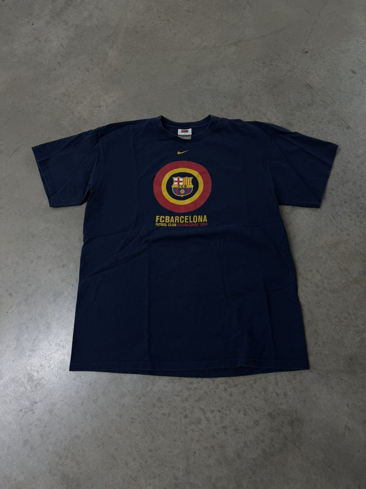 Nike 2000s Vintage FC Barcelona Nike Center Swoosh Soccer TShirt Size US L / EU 52-54 / 3 - 5 Thumbnail