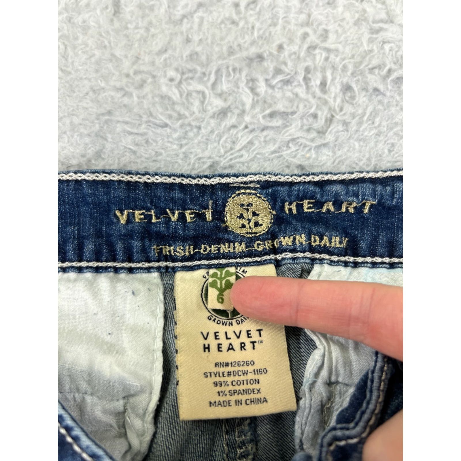 Velvet Velvet Heart Jeans Women's 6 Blue Denim Straight Leg Low Rise 26x24 Cotton 5-Pocket Heart Womens Size 28" / US 6 / IT 42 - 6 Thumbnail