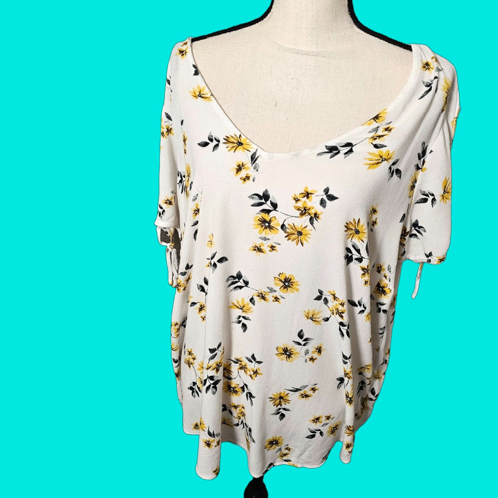 Torrid Torrid Blouse Shirt Women Plus Size 1 White Floral Sunflower Print Short Sleeve Scoop Neck Slit Accent Tie Casual Party/Cocktail Size XS / US 0-2 / IT 36-38 - 1 Thumbnail