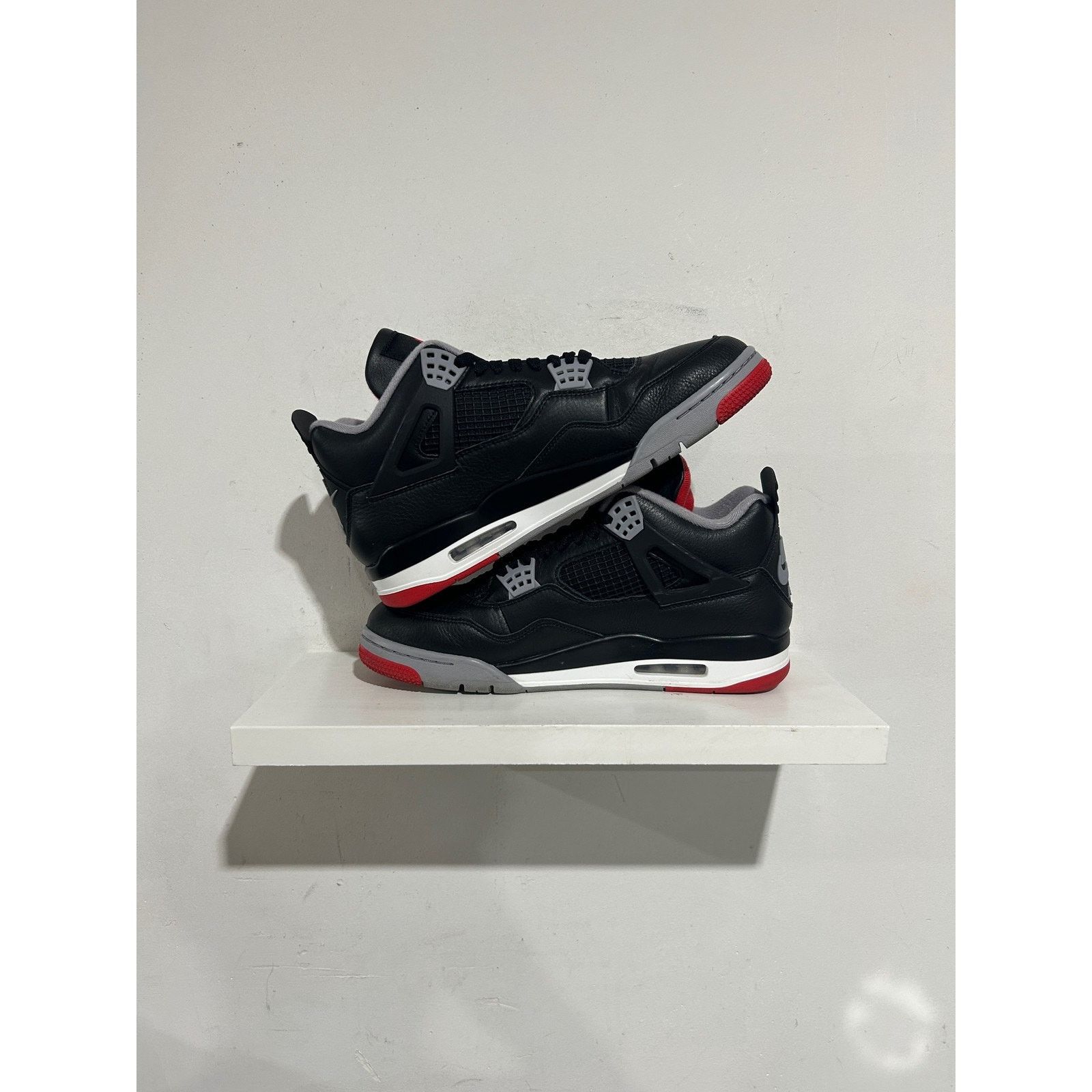 Nike JORDAN 4 RETRO BRED REIMAGINED SIZE 11 PREOWNED Size US 11 / EU 44 - 2 Thumbnail