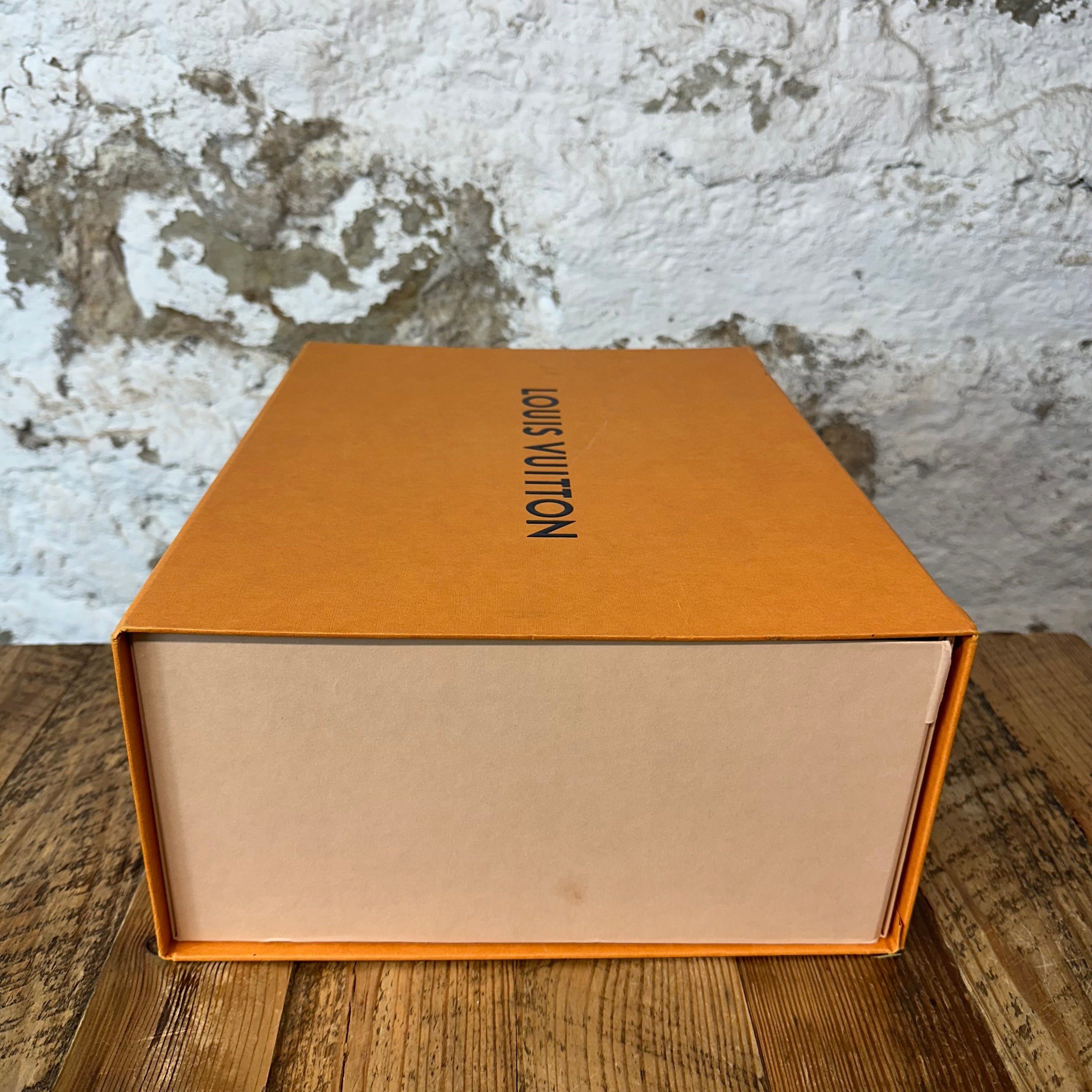 Louis Vuitton Louis Vuitton Green White Strap Trainer Sz 7.5 (6LV) Size US 7.5 / EU 40-41 - 8 Thumbnail
