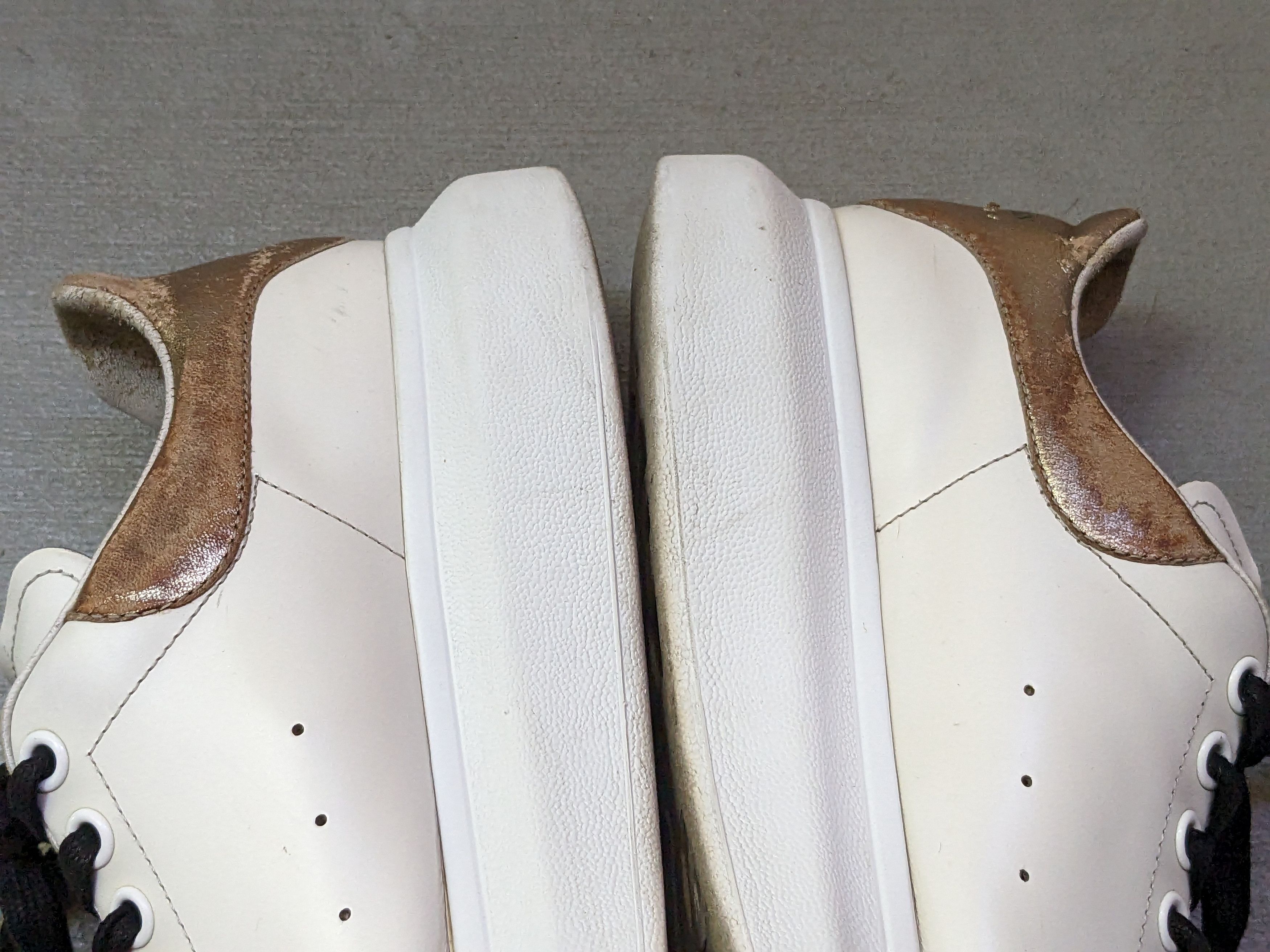 Alexander McQueen Alexander McQueen Larry Oversized Sneakers 9 42 White Gold Size US 9 / EU 42 - 11 Thumbnail