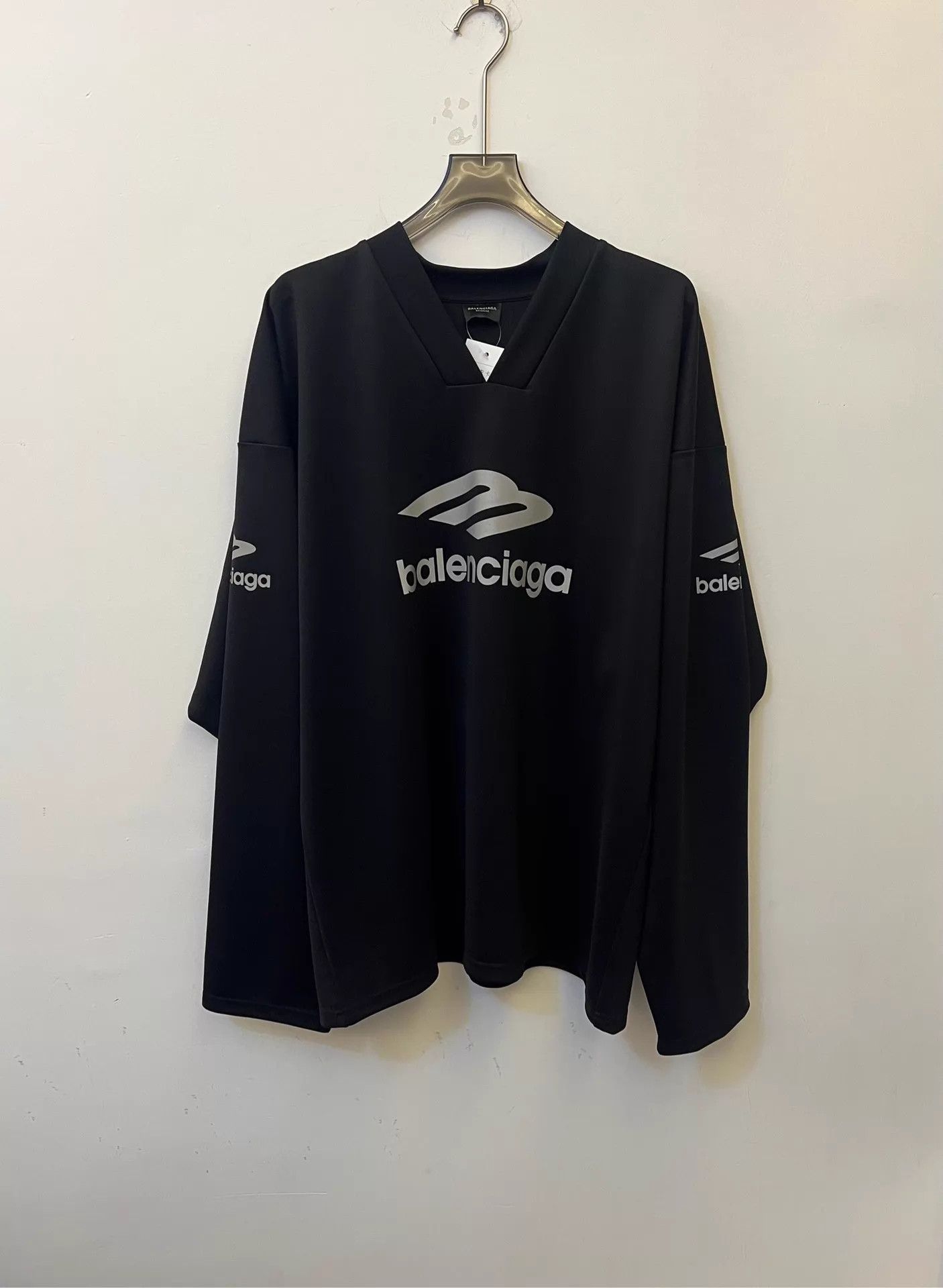Balenciaga Balenciaga FW24 SKIWEAR V-neck LS Oversize T-shirt Men Black XS Size US XS / EU 42 / 0 - 1 Thumbnail