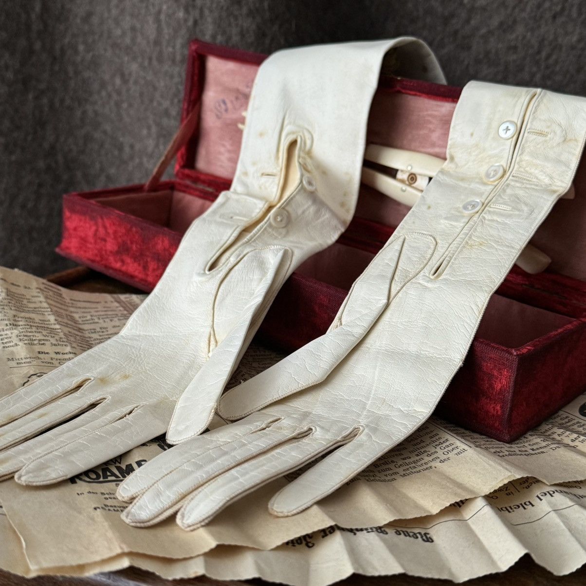 Vintage 1900s Antique Ladies Opera Kid Leather Gloves With Case Size ONE SIZE - 2 Thumbnail
