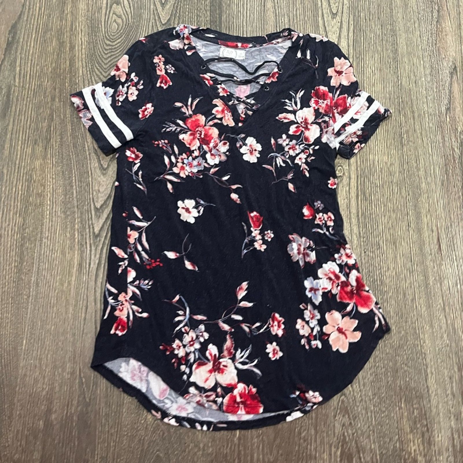 Vintage 24/7 x Maurices Floral Top Lace-Up Black Multi Size XS Size XS / US 0-2 / IT 36-38 - 1 Thumbnail