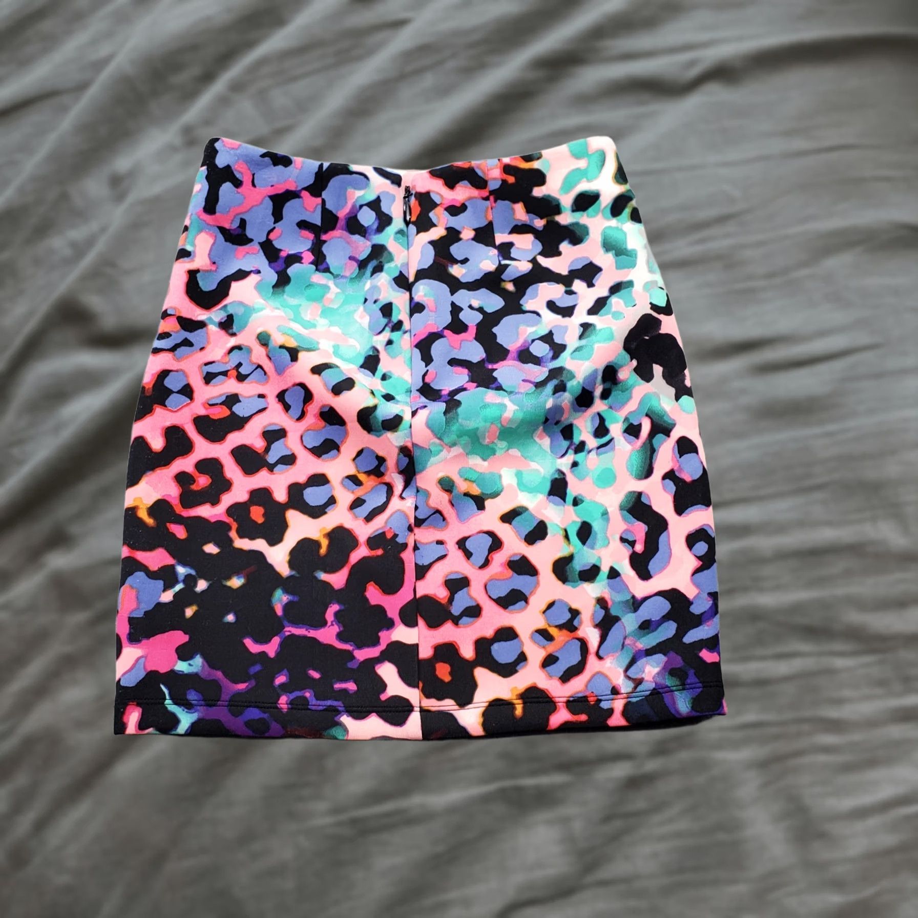 Bebe Bebe Women Mini Skirt 2XS Multicolor Animal Print Scuba Knit Stretch Back Zip Short Length Waist 12" NWT Womens Size 24" / US 00 / IT 34 - 1 Thumbnail