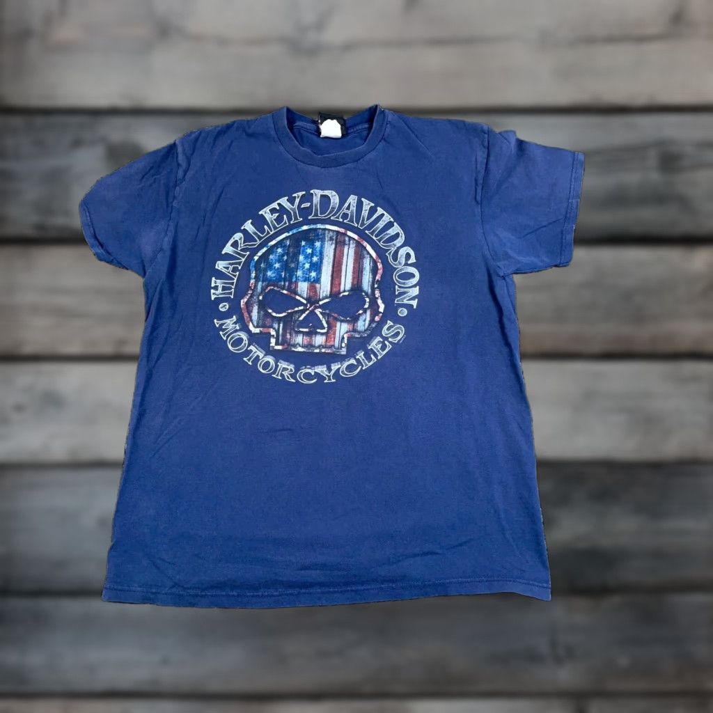 Harley Davidson VINTAGE Harley-Davidson Detroit Michigan T-Shirt Adult Large Dark Blue Skull USA Flag - Men’s L Shirt Graphic Print 2019 Newsprint Theme Size US L / EU 52-54 / 3 - 1 Thumbnail